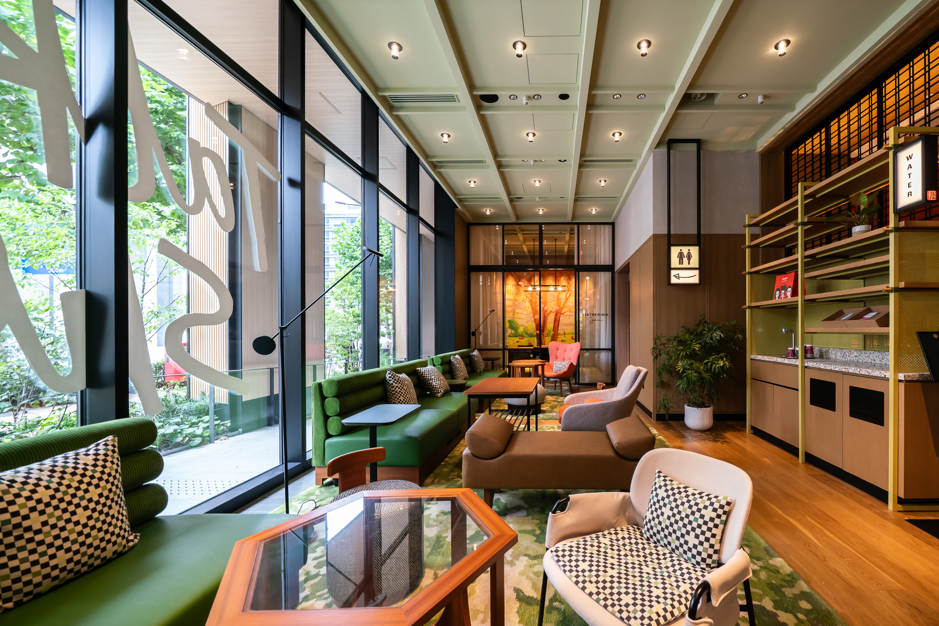 1階「トークショップ」のロビーラウンジやコワーキングスペースとして機能するスペース