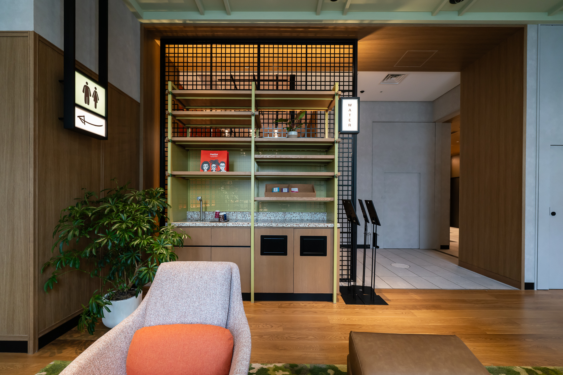 ドリンクやパンフレットなどを置くスペースがある。この奥がレセプション