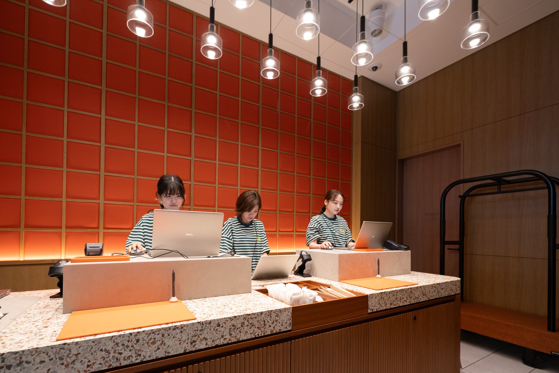 レセプションカウンターは「トークショップ」横にありシンプル