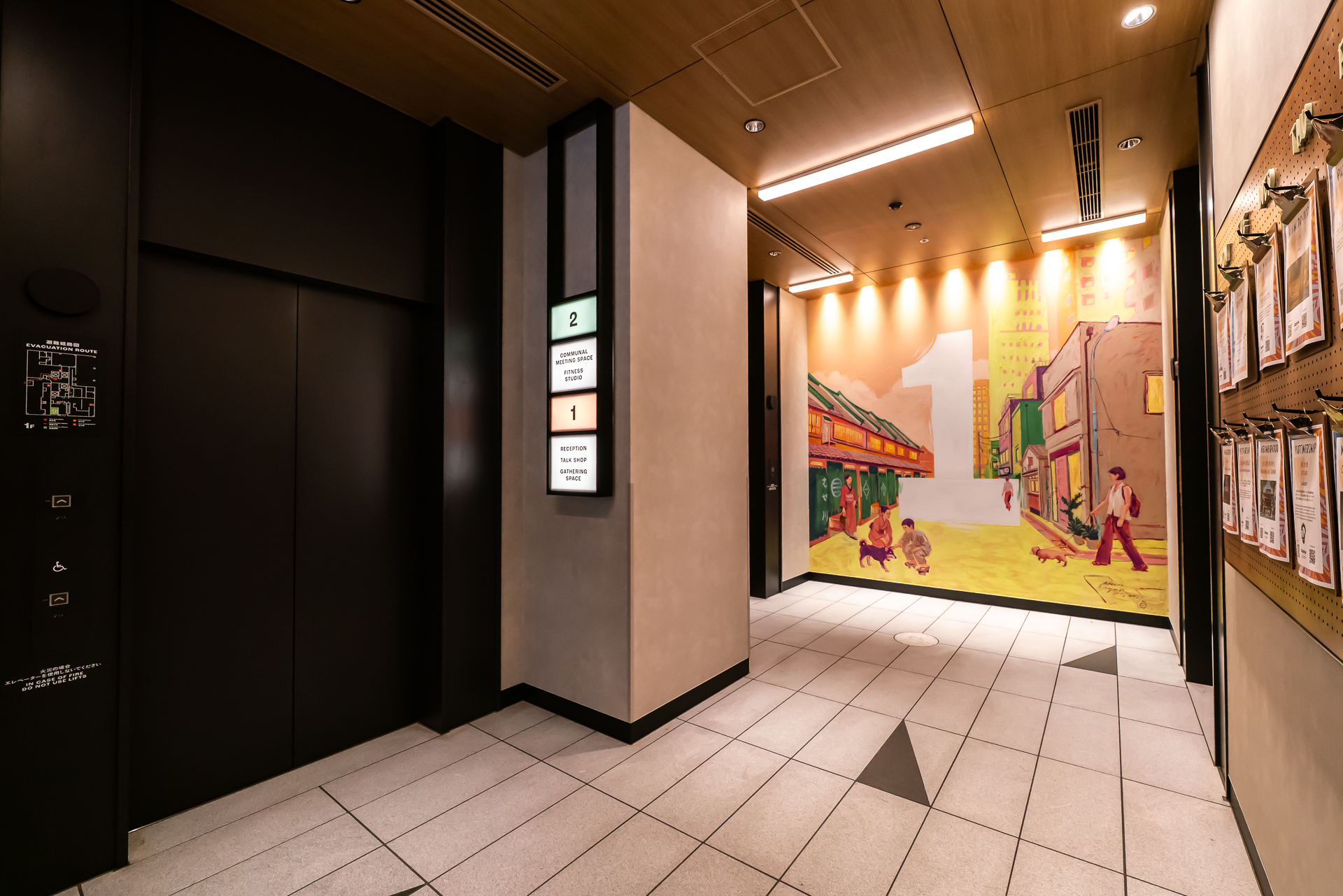 1階エレベーターホール。兜町の今と昔を表現する壁面アートを飾っている