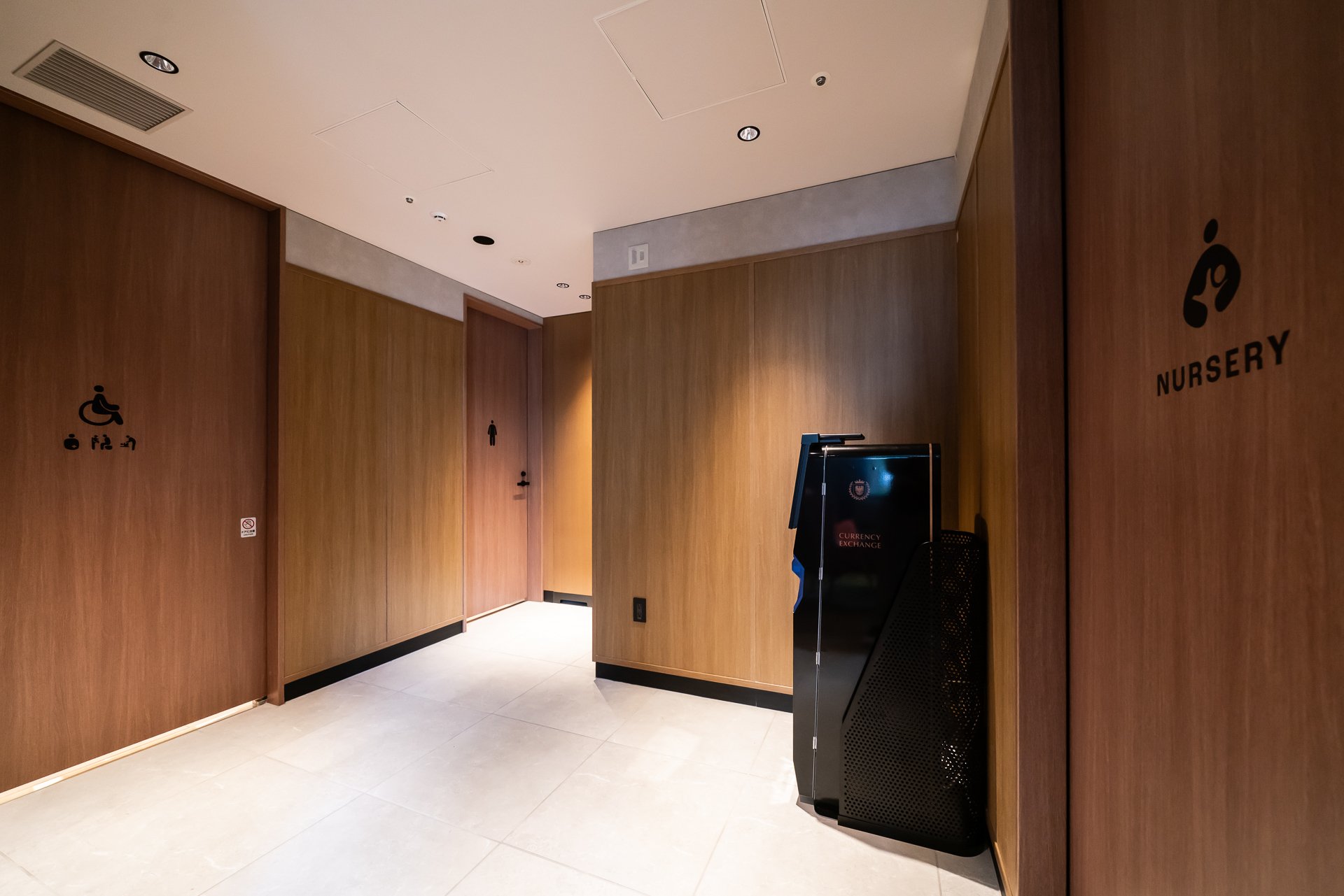 1階には多目的トイレや授乳室も完備する。外貨両替マシンもある