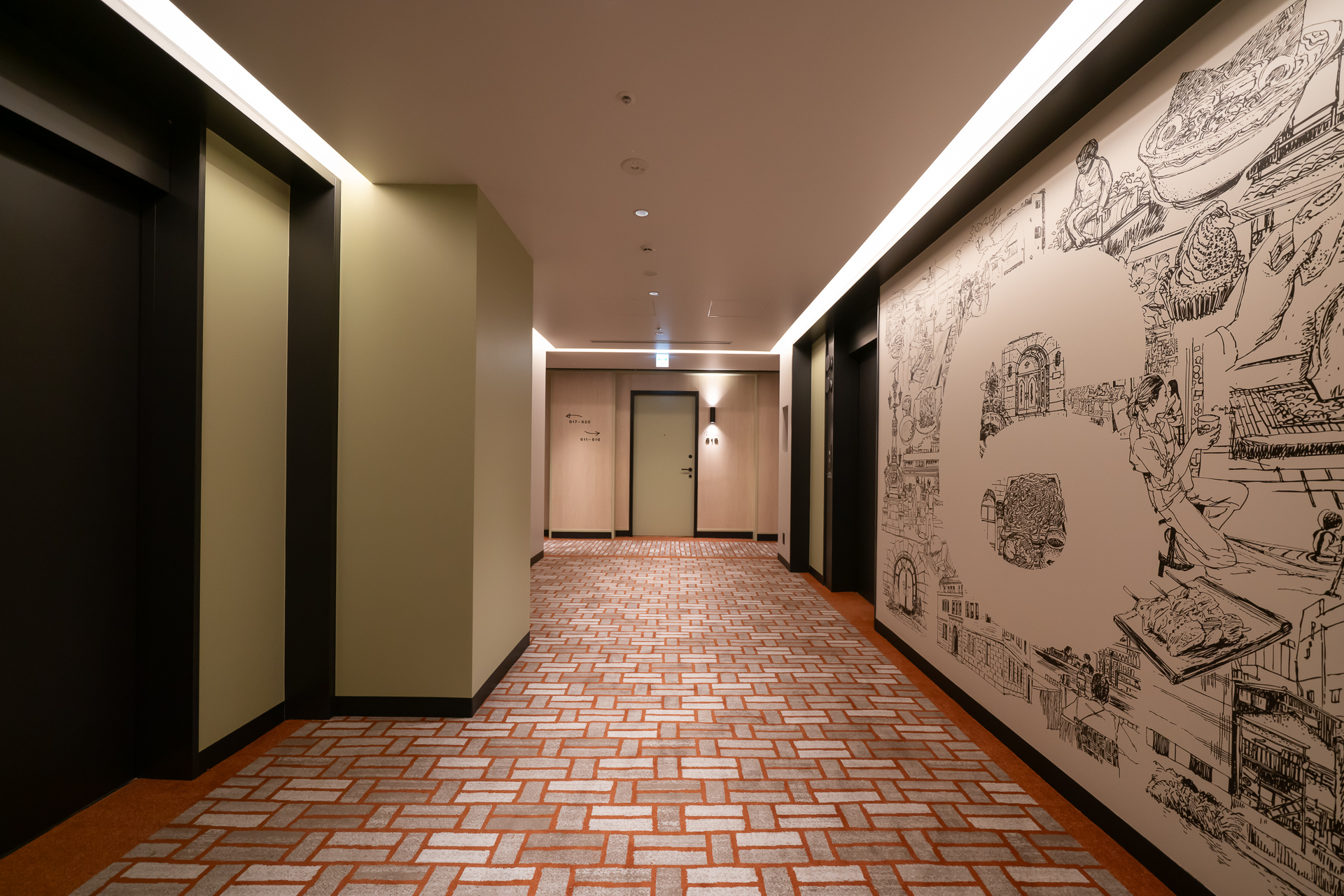 客室階のエレベーターホール。ここにも壁面アートがある