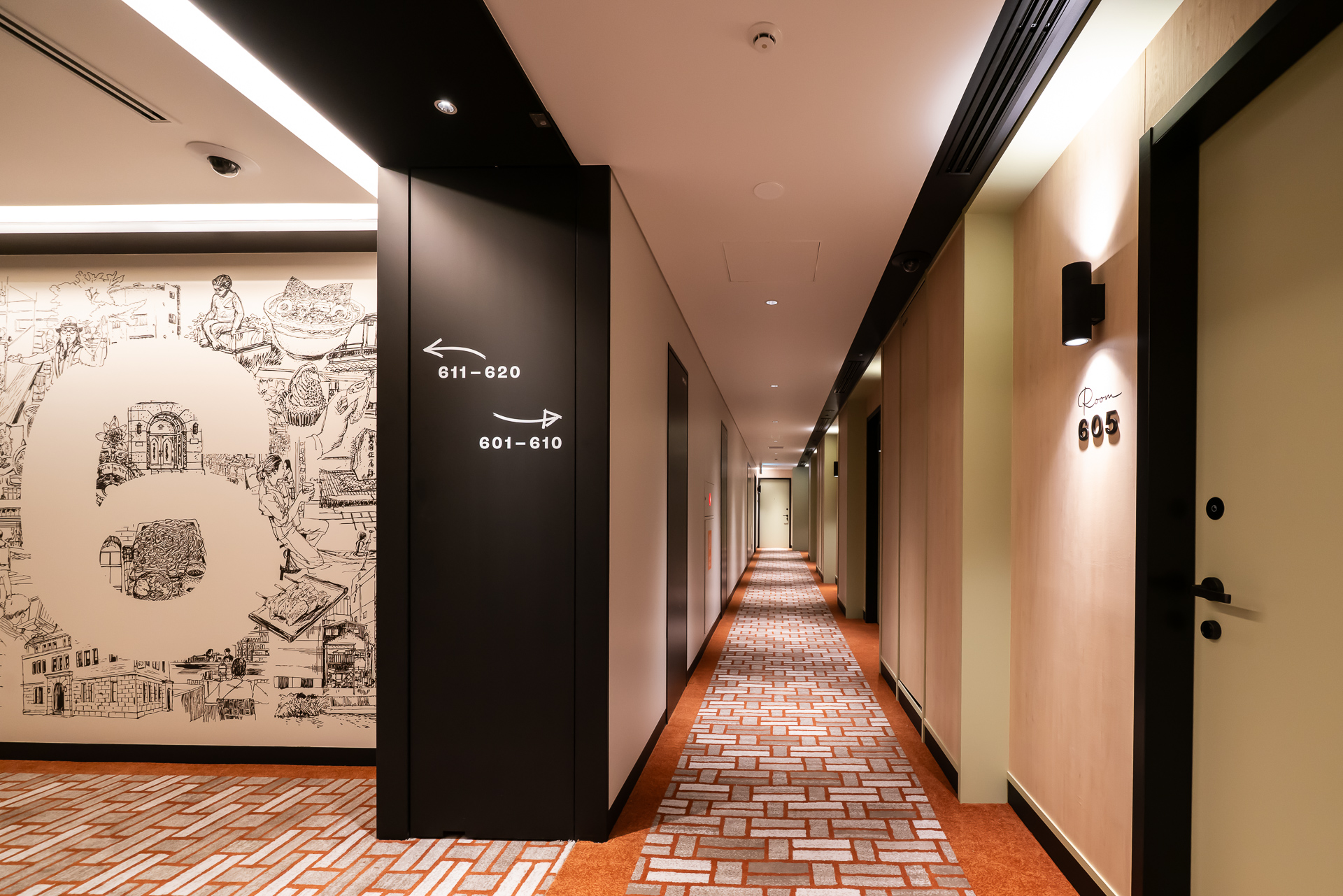 客室階の廊下は明るめでポップなデザインになっている