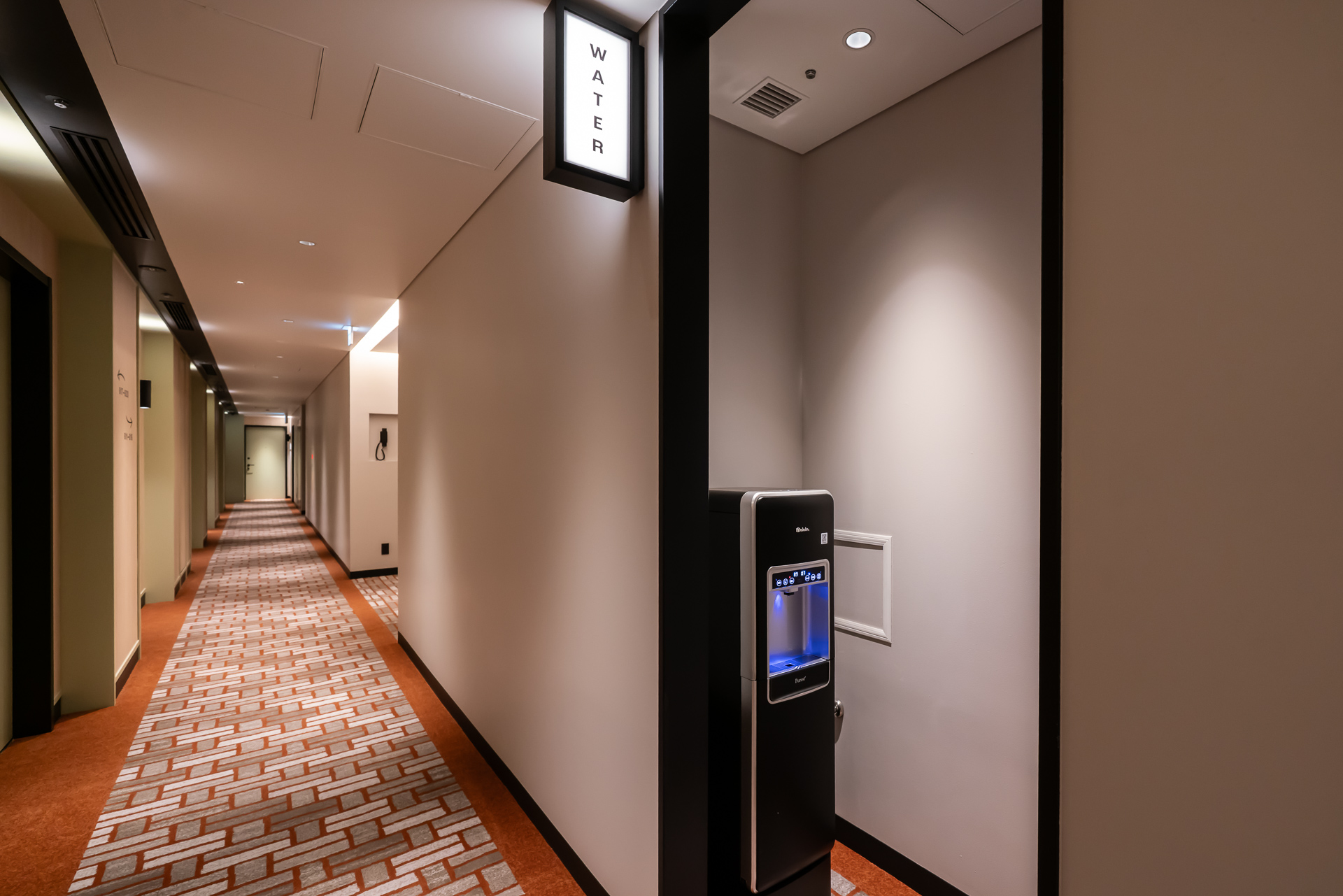 各階に無料で使えるウォーターサーバーがある