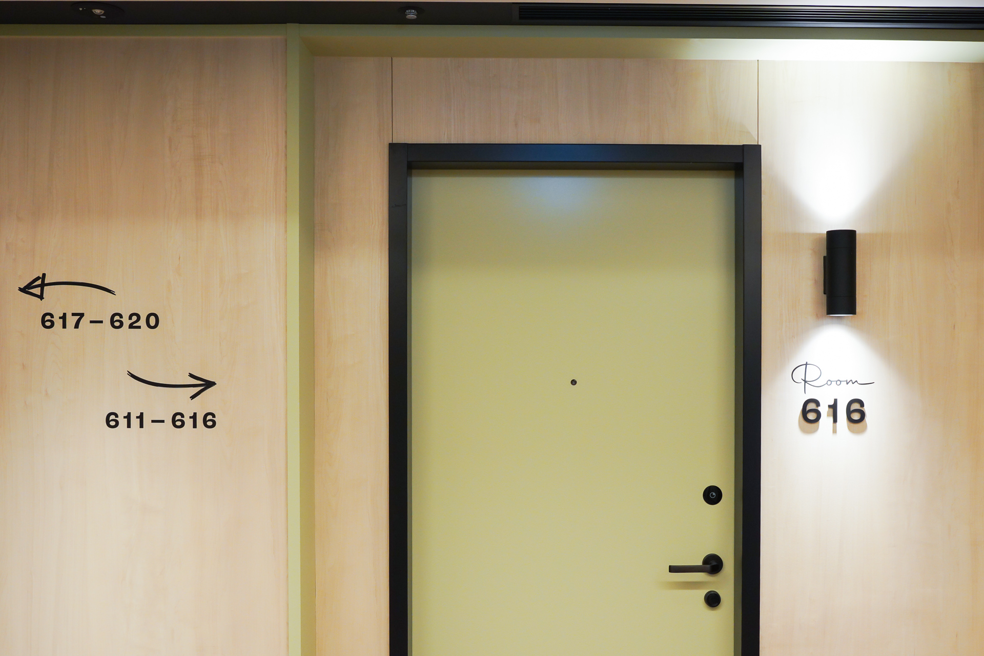 客室ドアもモダンでポップ。部屋番号も判別しやすい