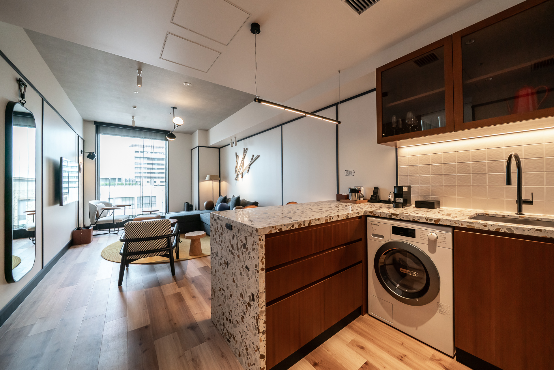 カウンター付きキッチンがある。洗濯乾燥機もビルトイン