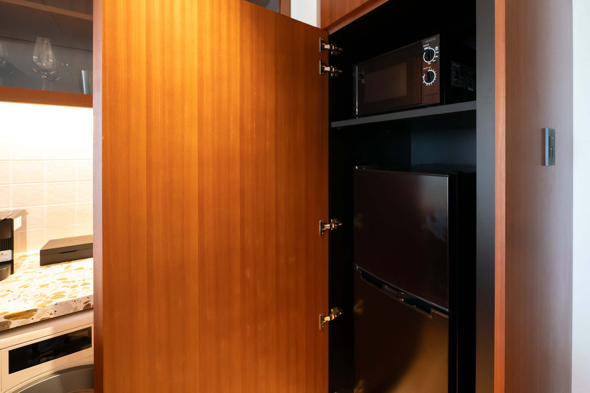 電子レンジと冷凍庫付き冷蔵庫を備える