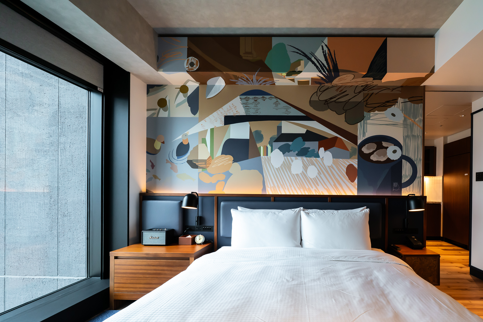 壁にアートが描かれている