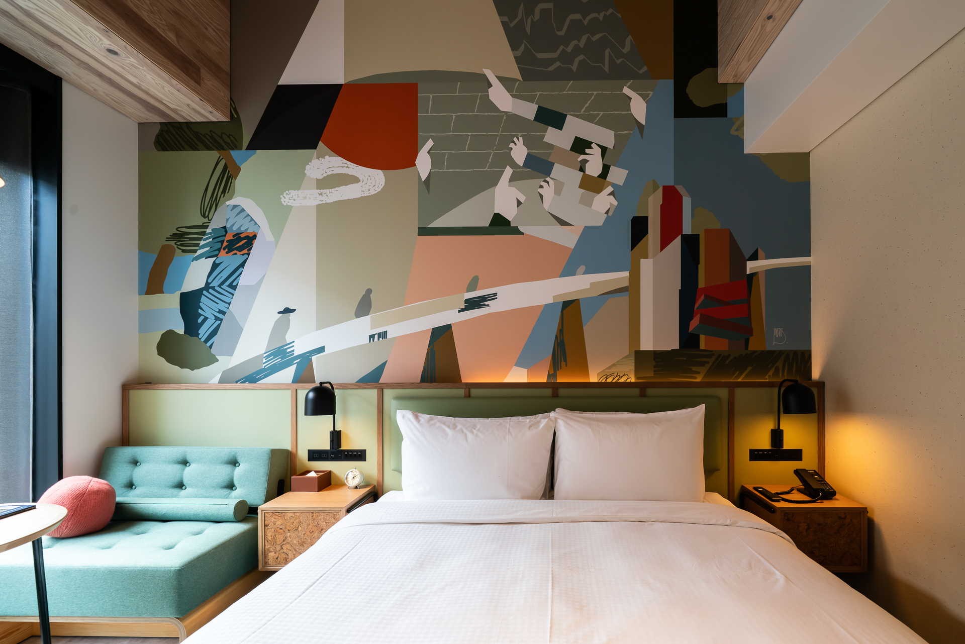 壁はアートで飾られる。天井が高く開放感がある