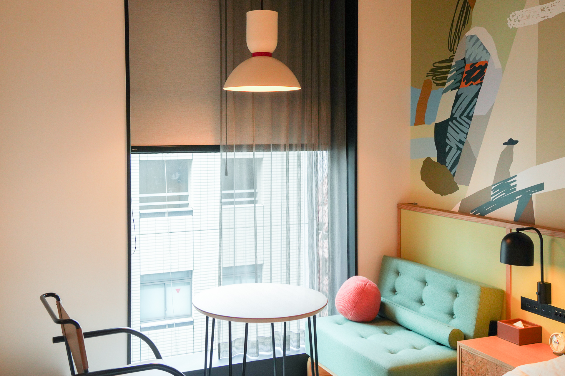 ソファとイス、テーブルがあり、遮光スクリーンも備える