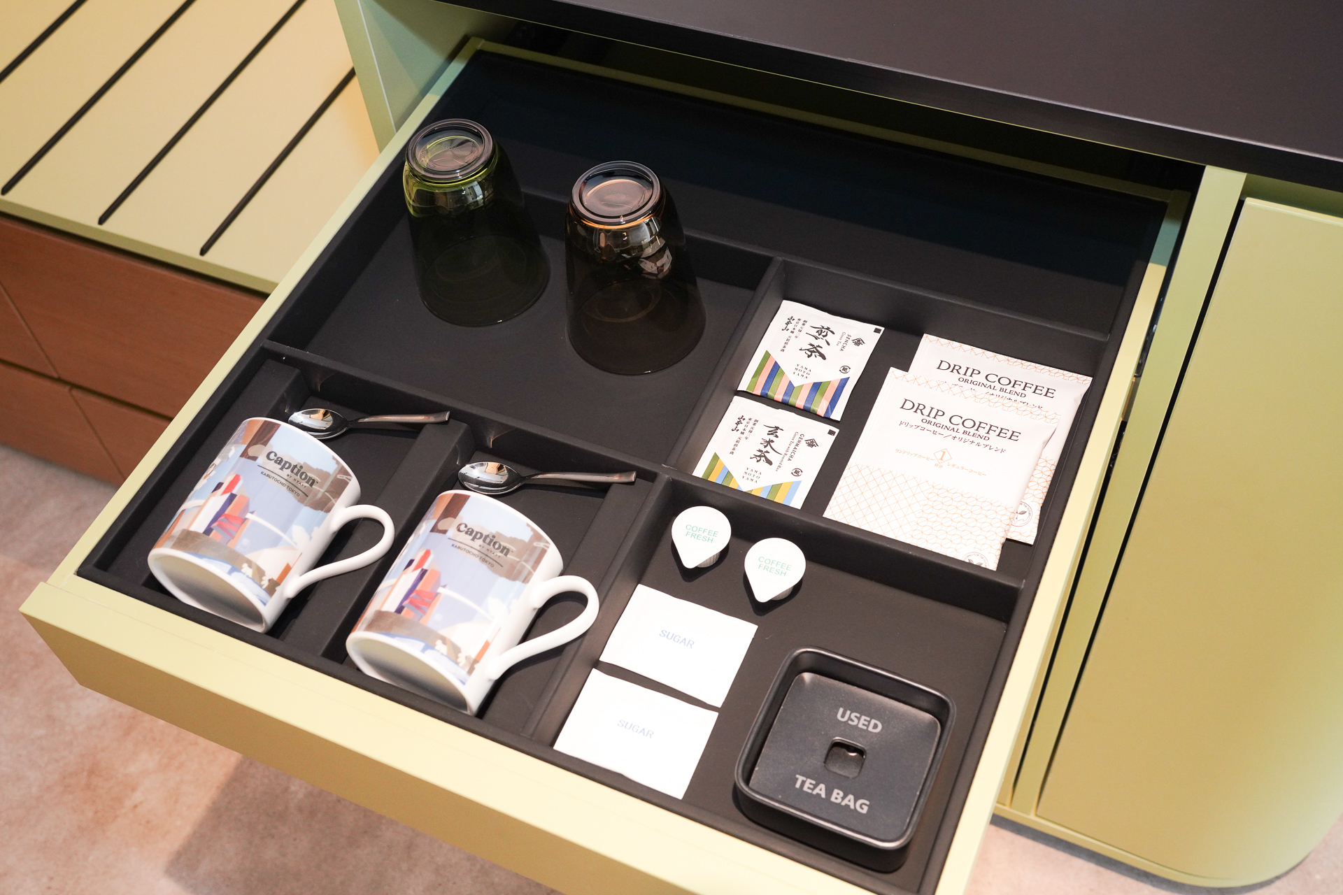 カップや飲料。コーヒーはドリップタイプ
