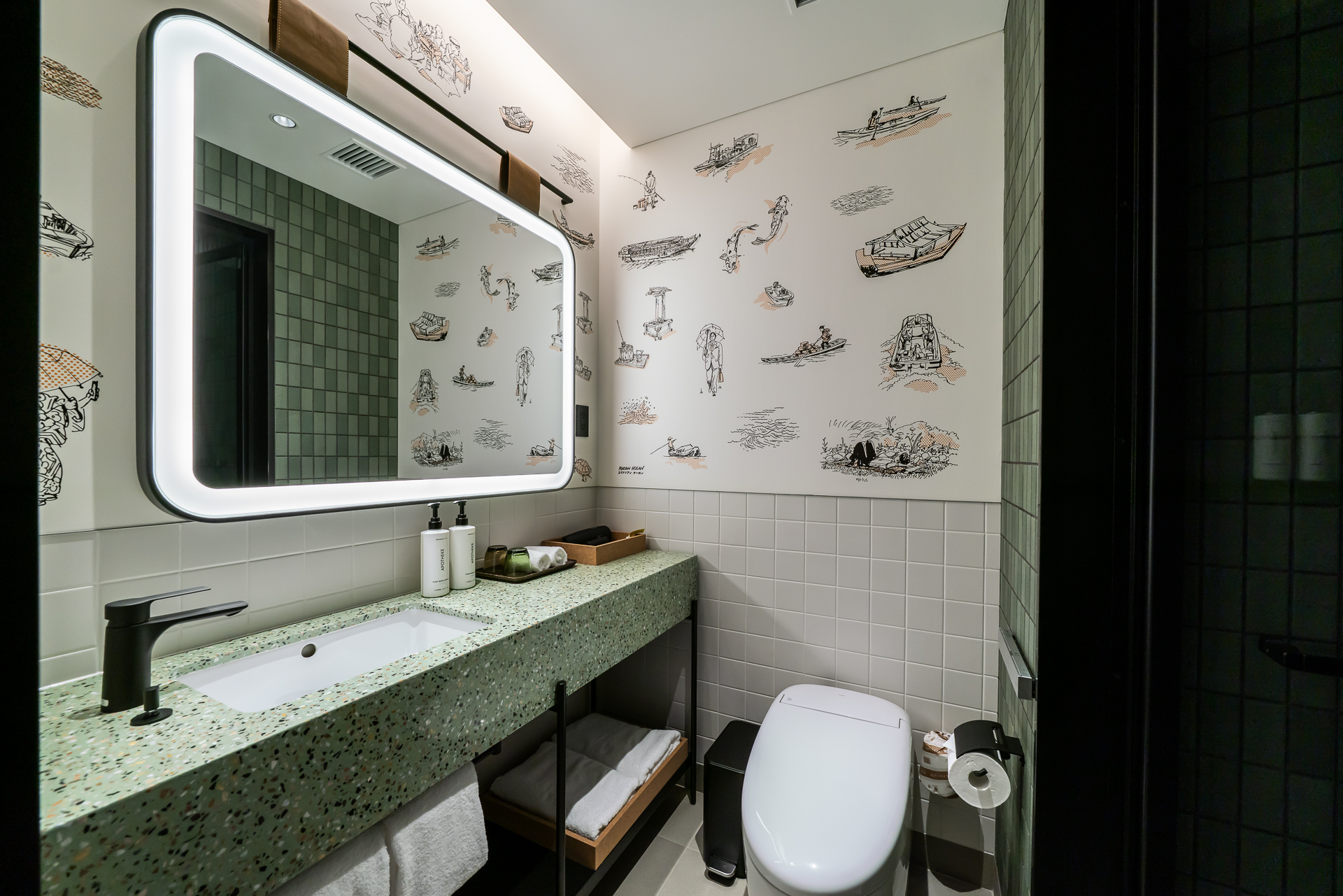 洗面まわり。右がウォークインのシャワーブース