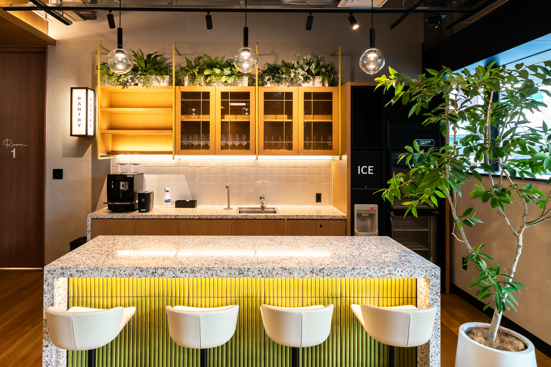 カウンターがある。奥にコーヒーメーカーや製氷機