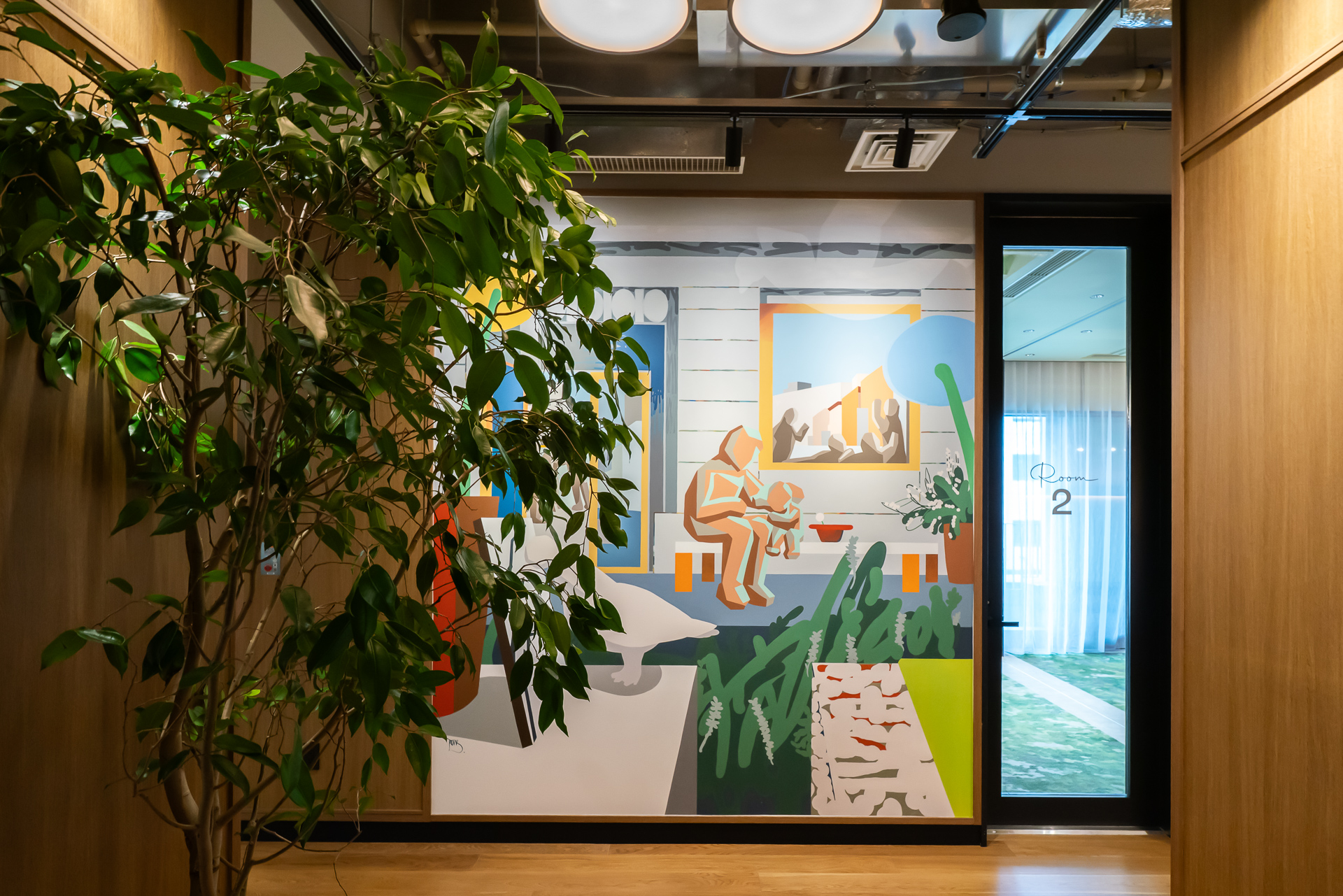 廊下の壁にもアートが描かれる