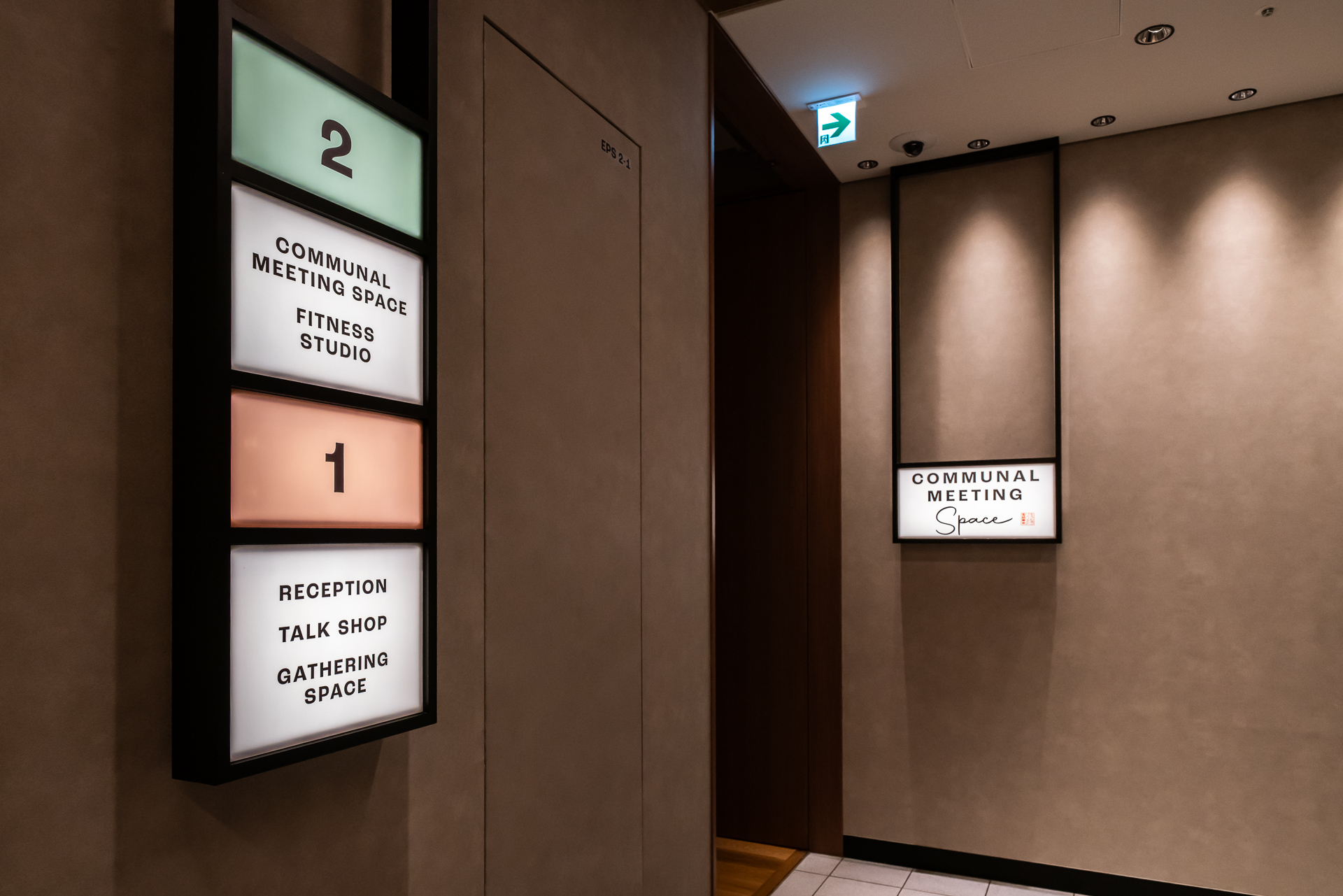 インダストリアルな雰囲気の大きめの案内版