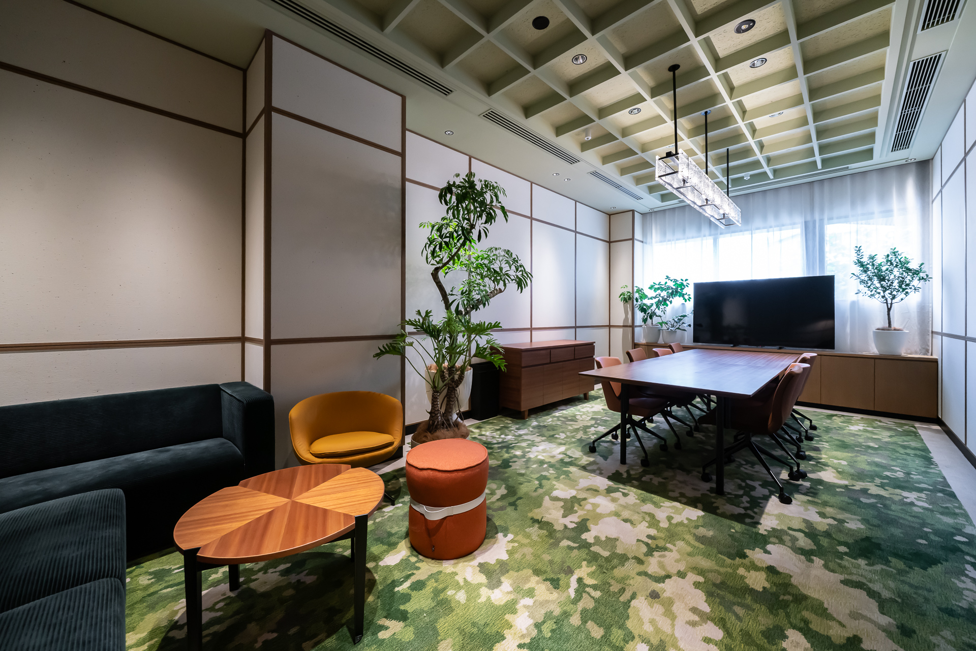 ソファのある会議室