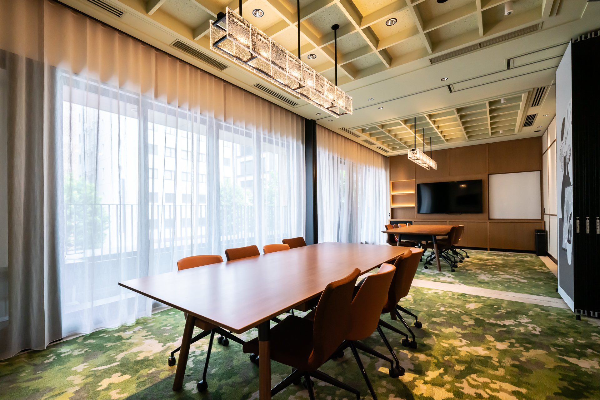 宴会などもできそうな会議室。パーティションで区切ることも可能