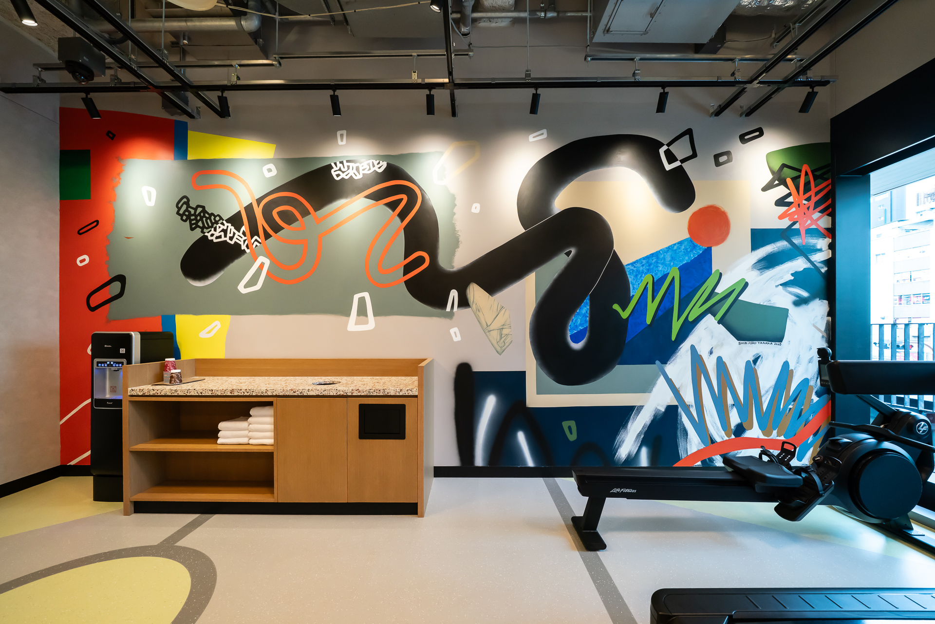 フィットネススタジオにも大きな壁面アート