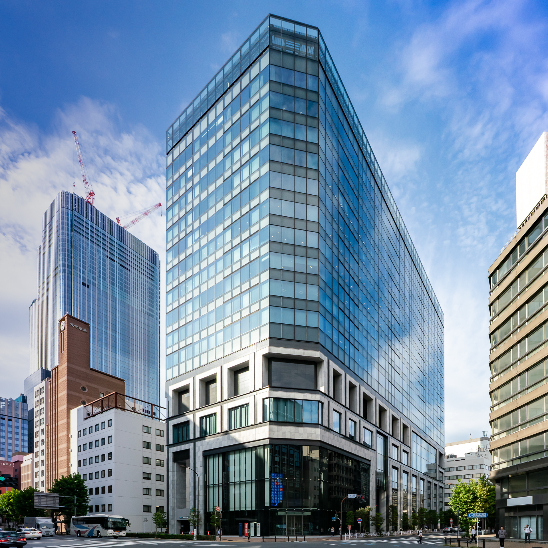 日本橋兜町のランドマークビル「KABUTO ONE」。大ホールや会議室、飲食店なども入っている