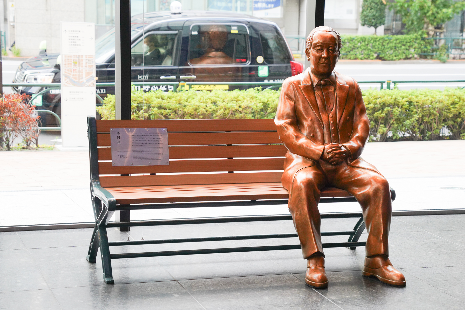 渋沢栄一の等身大像もある
