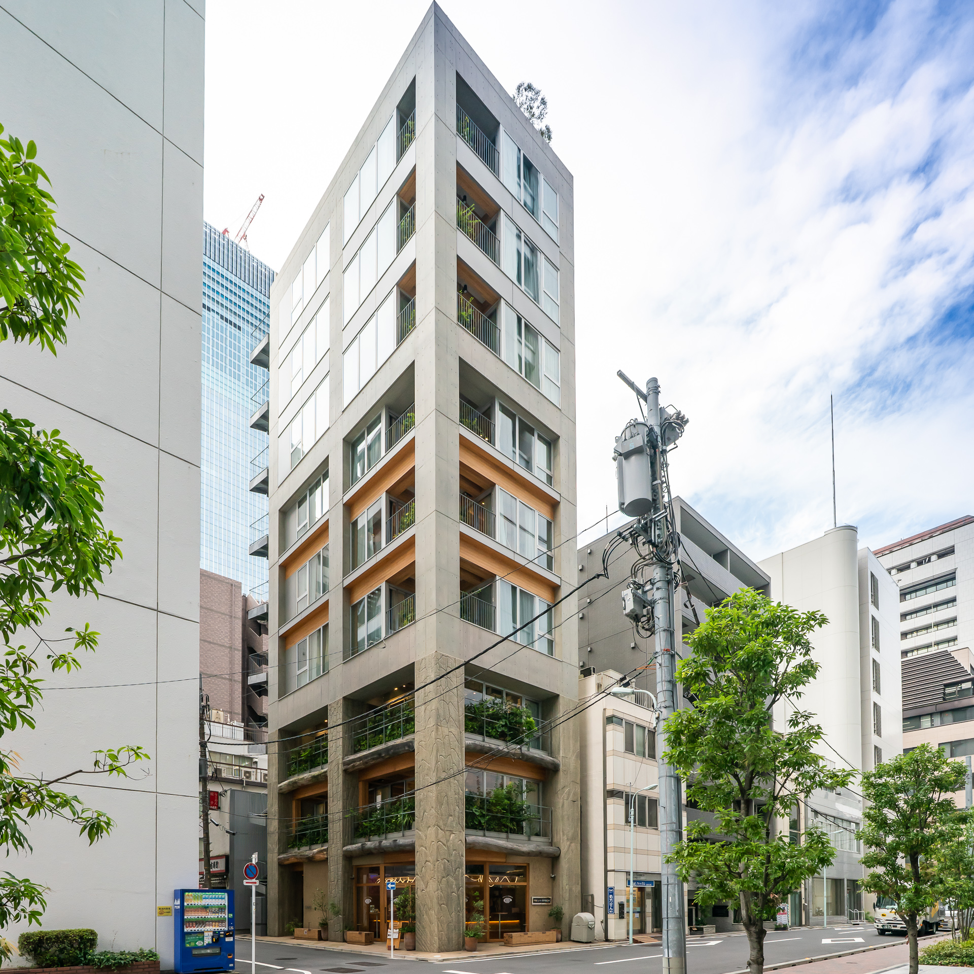 日本初の木造ハイブリッドビル「KITOKI」。1階に「平和どぶろく兜町醸造所」が入る