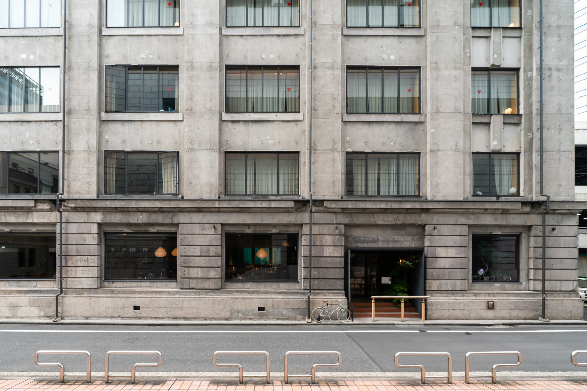 古いオフィスビルを生まれ変わらせた、ホテルとレストラン、バー、カフェで構成される「K5」