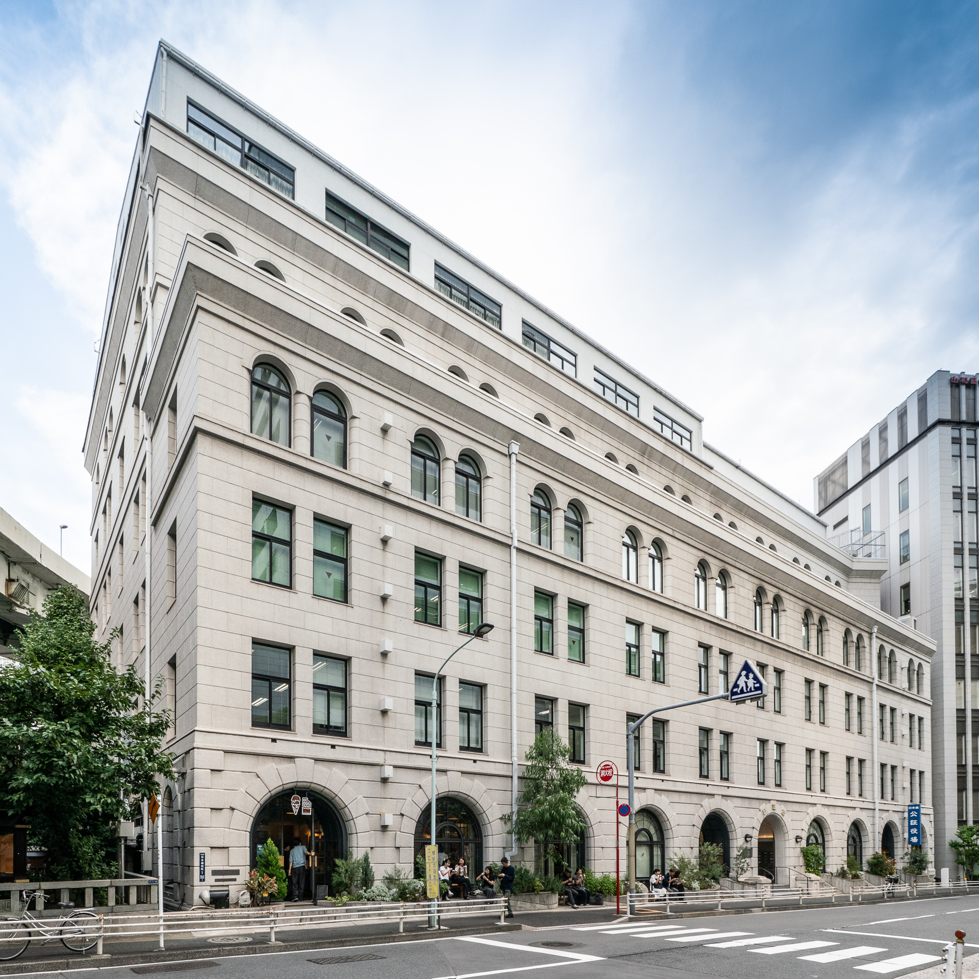 渋沢栄一邸跡の日証館を再活用してアイスクリームショップなどが入っている