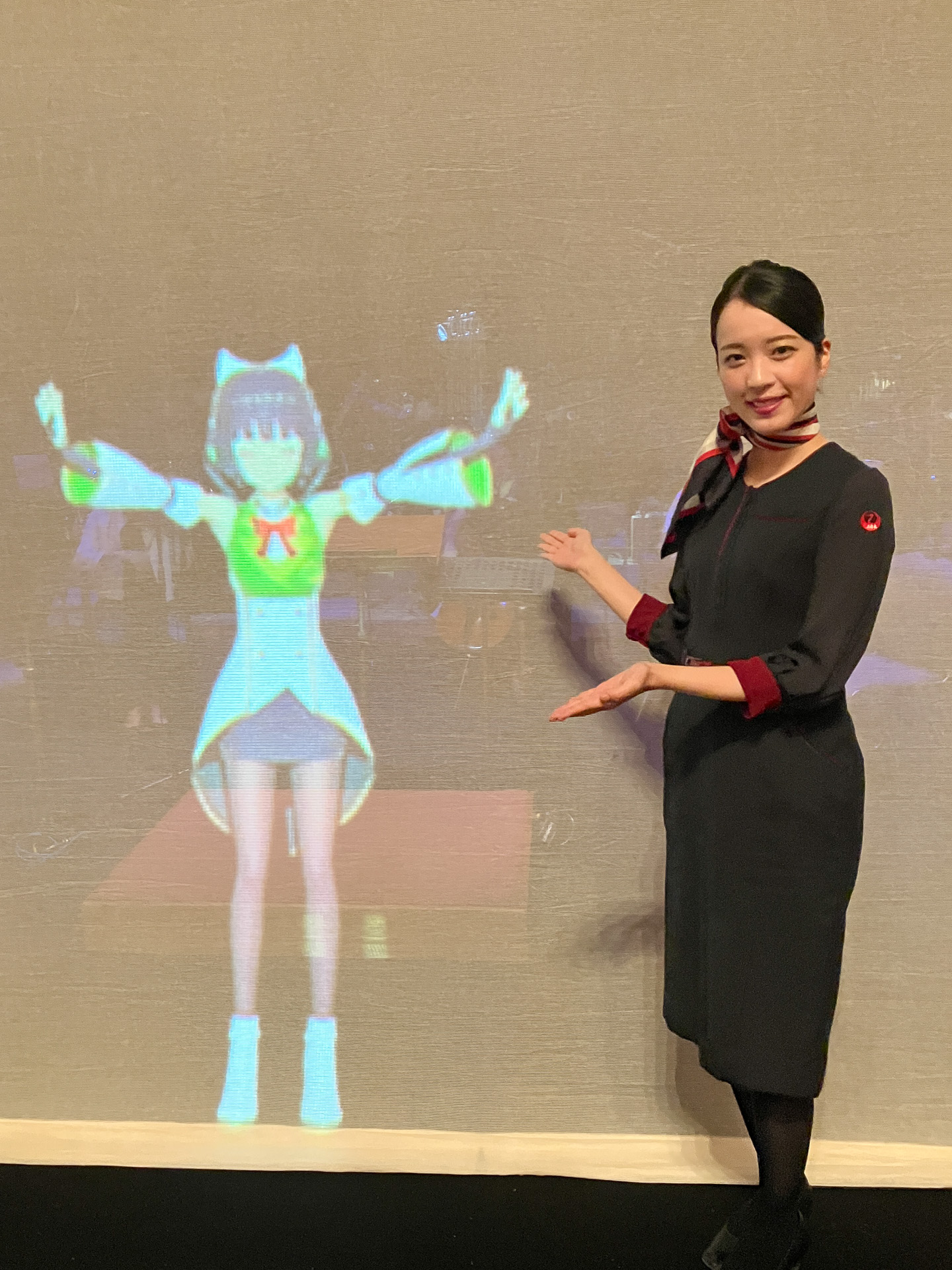 JALふるさとアンバサダーに地域の取り組みを聞いた。写真京都府JALふるさとアンバサダーの中村優希さんと精華町キャラクター「京町セイカ」