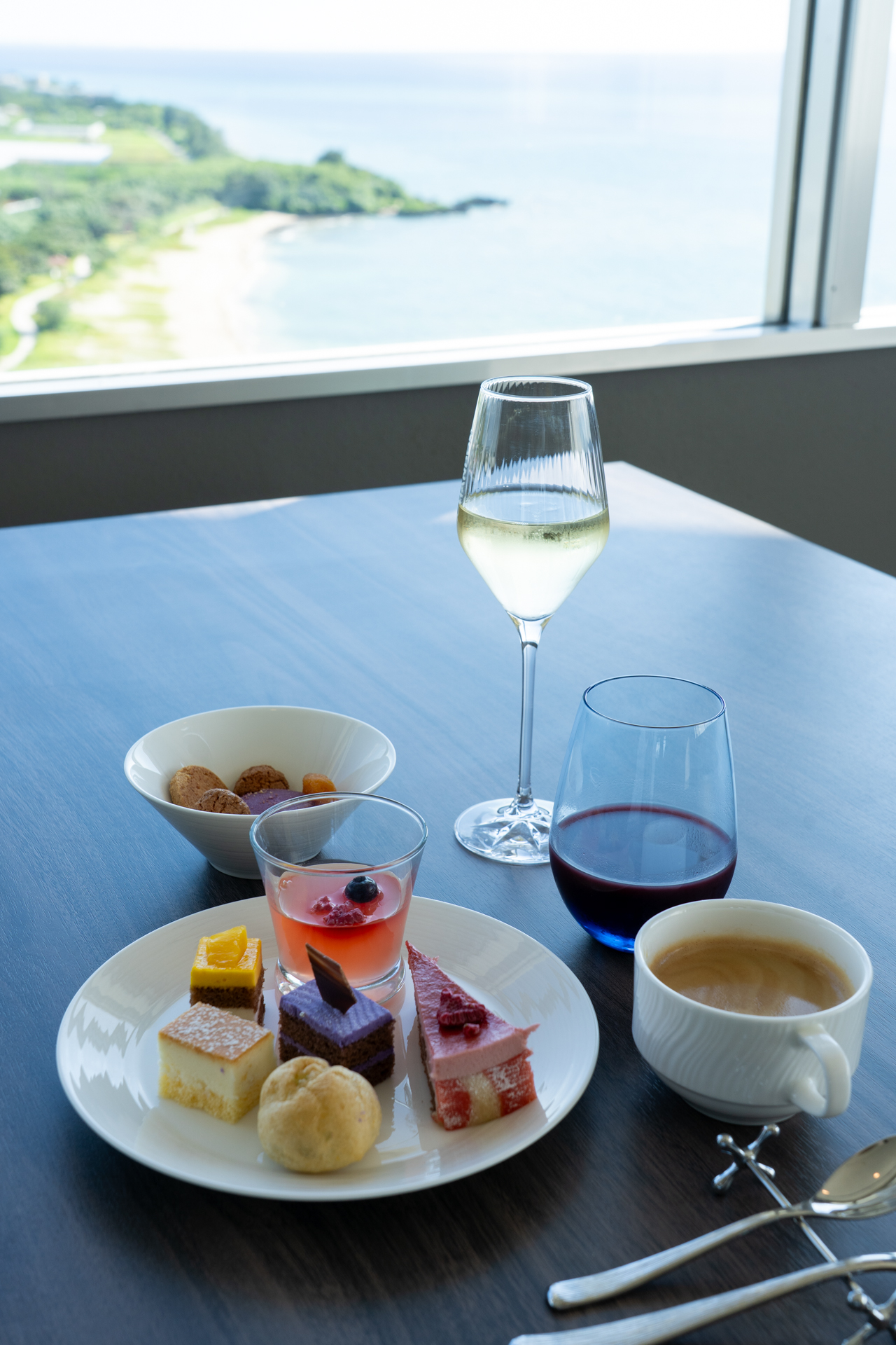 お気に入りの席にて。スパークリングワインにアサイードリンク、コーヒーと、どれも美味しくいただきました。あ～幸せ