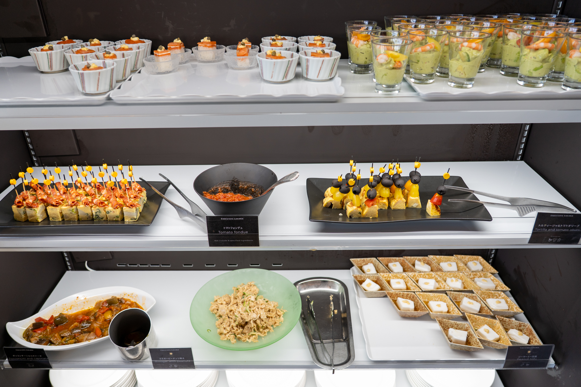 ミミガーピーナッツ和えやジーマーミー豆腐など沖縄ならではの料理があるのがうれしい