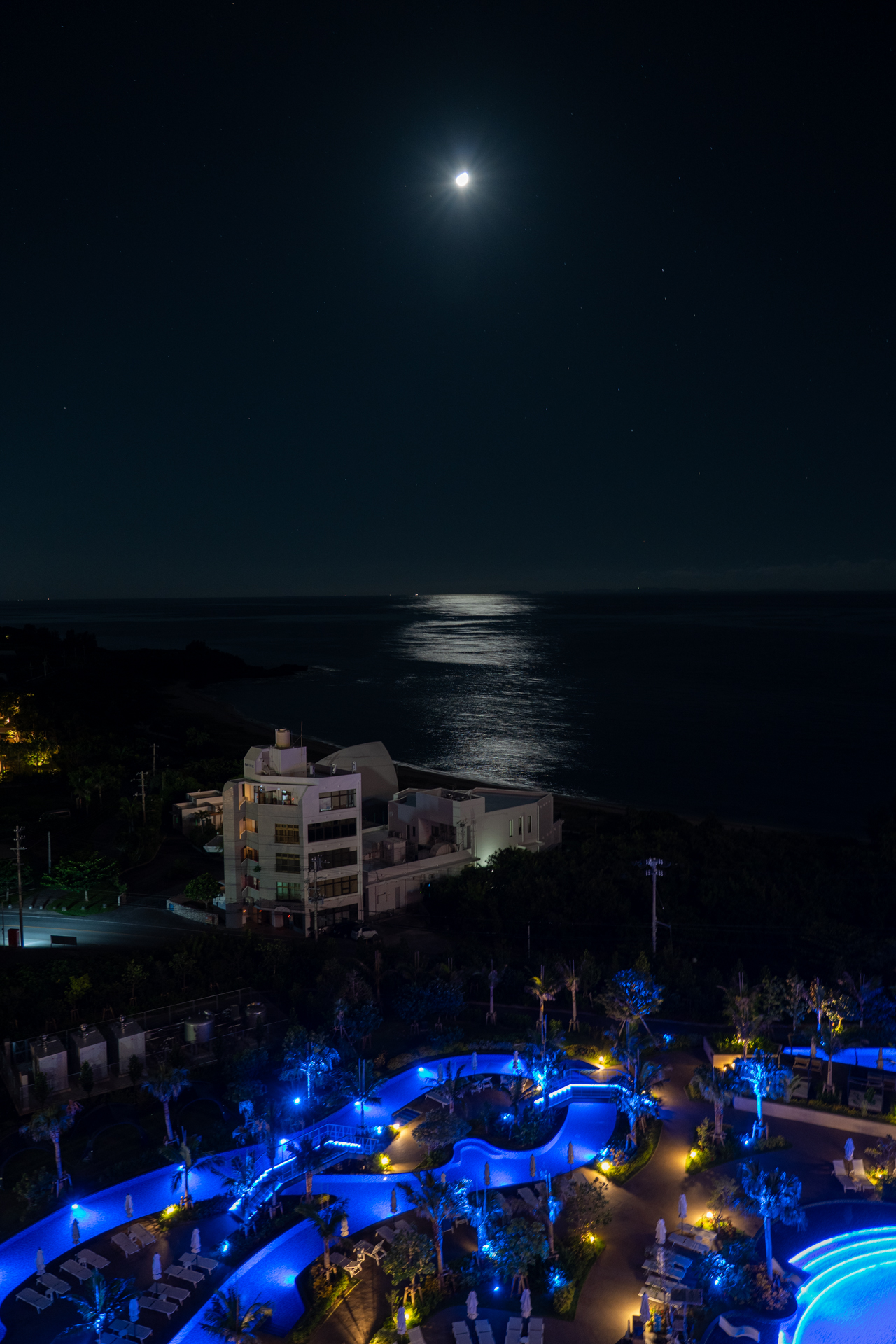 夜バルコニーに出ると月光が海面を照らして現われるムーンロードが！　ライトアップされたプールもキレイ