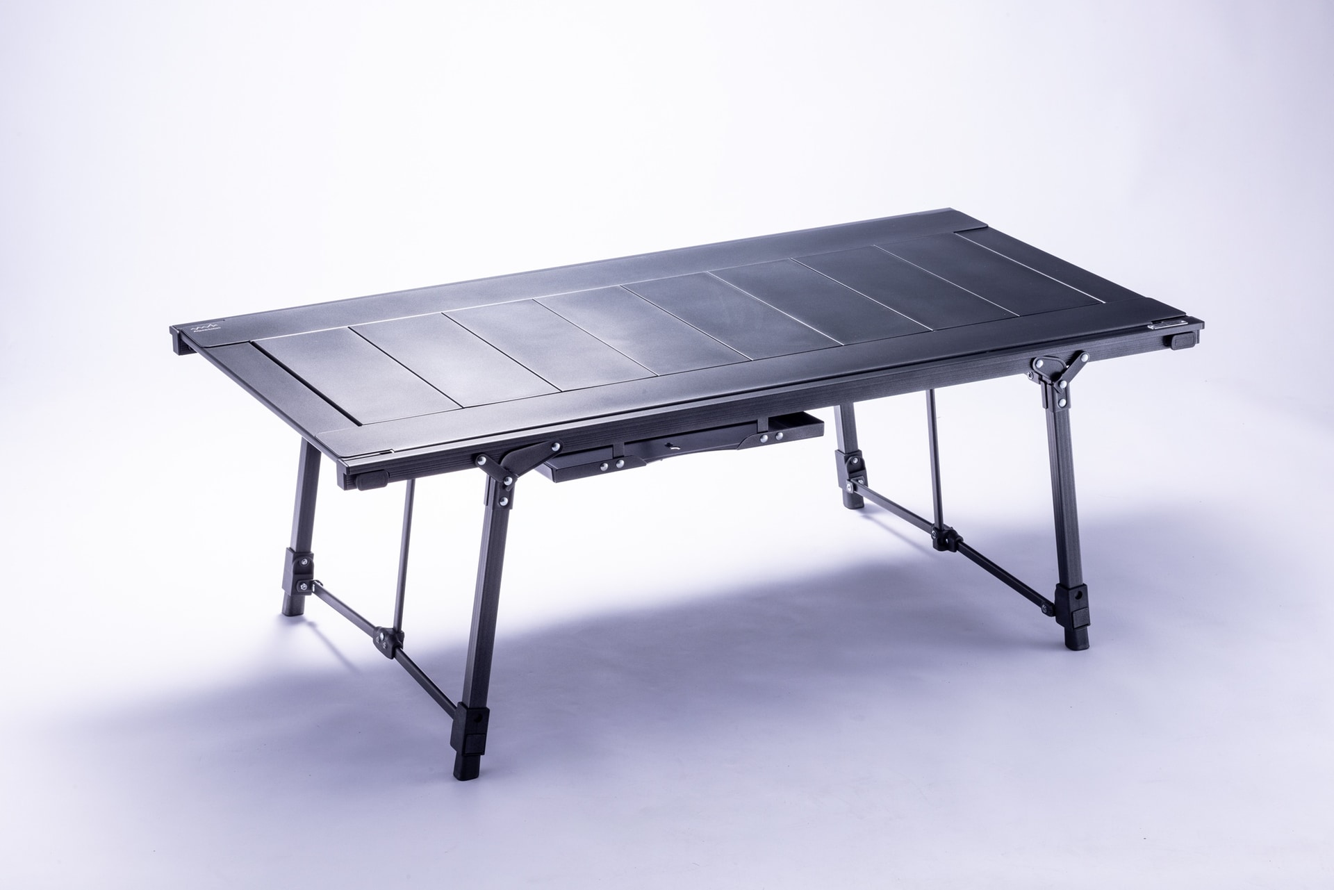 アルミユニットテーブル110。使用時は110×60×39.5～61cm、収納時は110×16×12㎝（幅×奥行き×高さ）