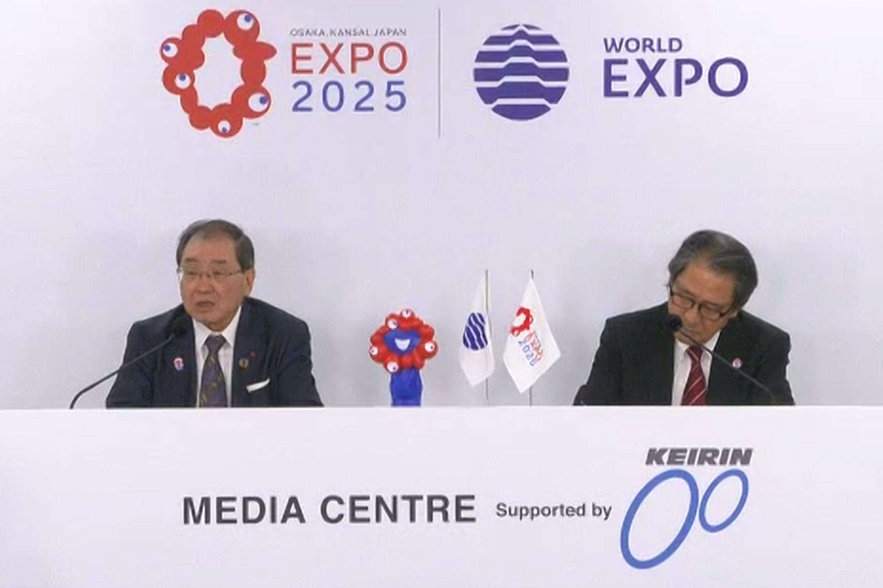 記者会見に出席した公益社団法人2025年日本国際博覧会協会 会長 十倉雅和氏（左）、事務総長 石毛博行氏（右）