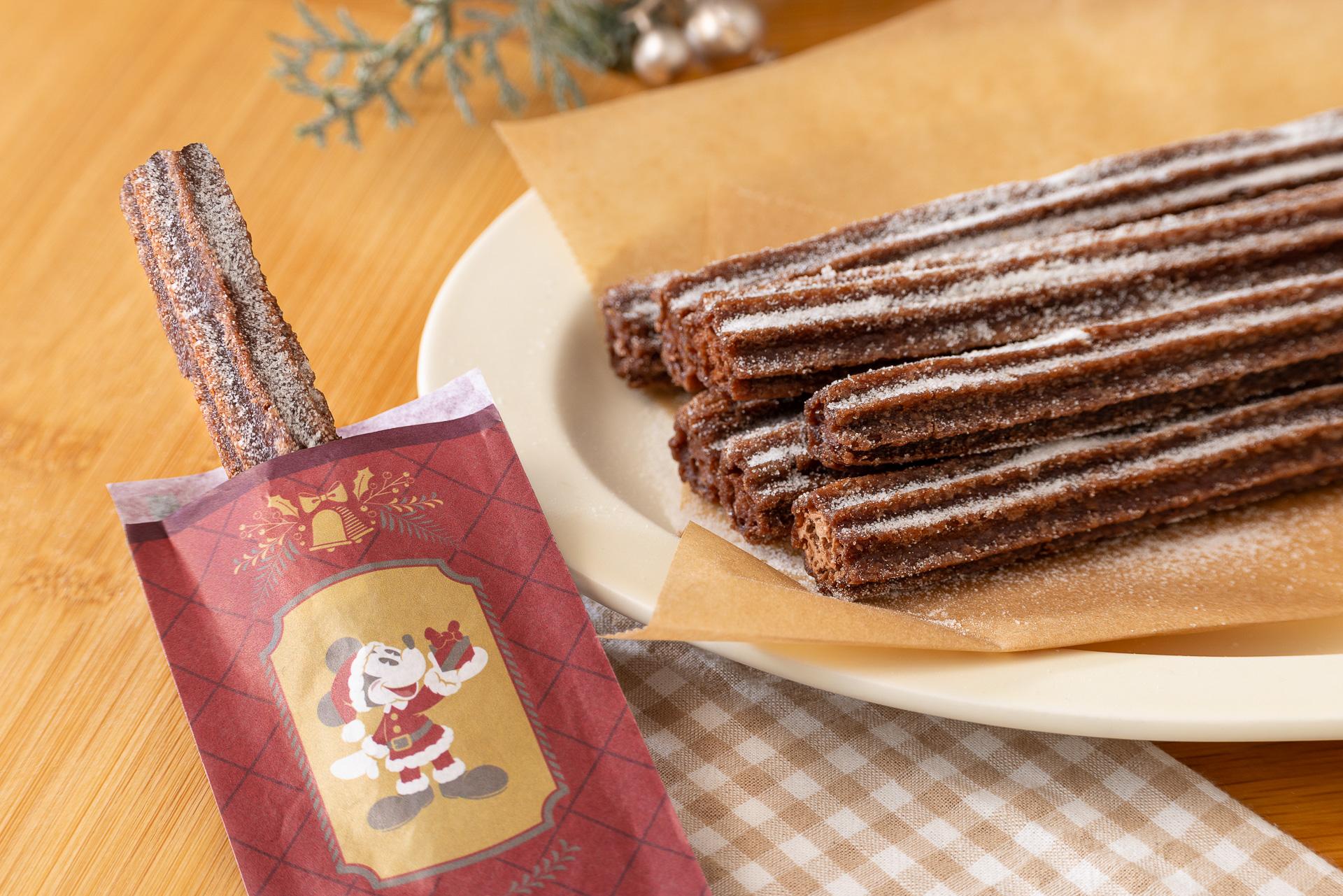 チュロスを入れる袋もパークそのままのデザインだ