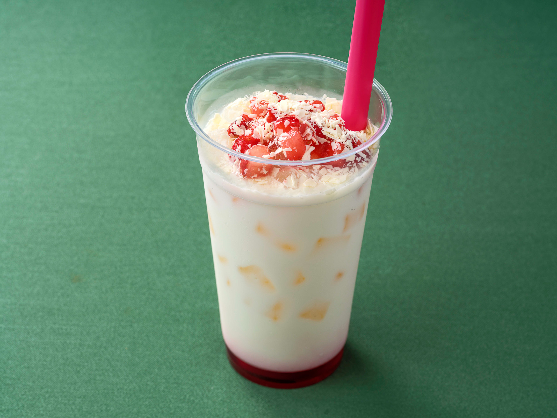 「カスバ・フードコート」の「スペシャルラッシー（ストロベリー＆ホワイトチョコレート）」（700円）