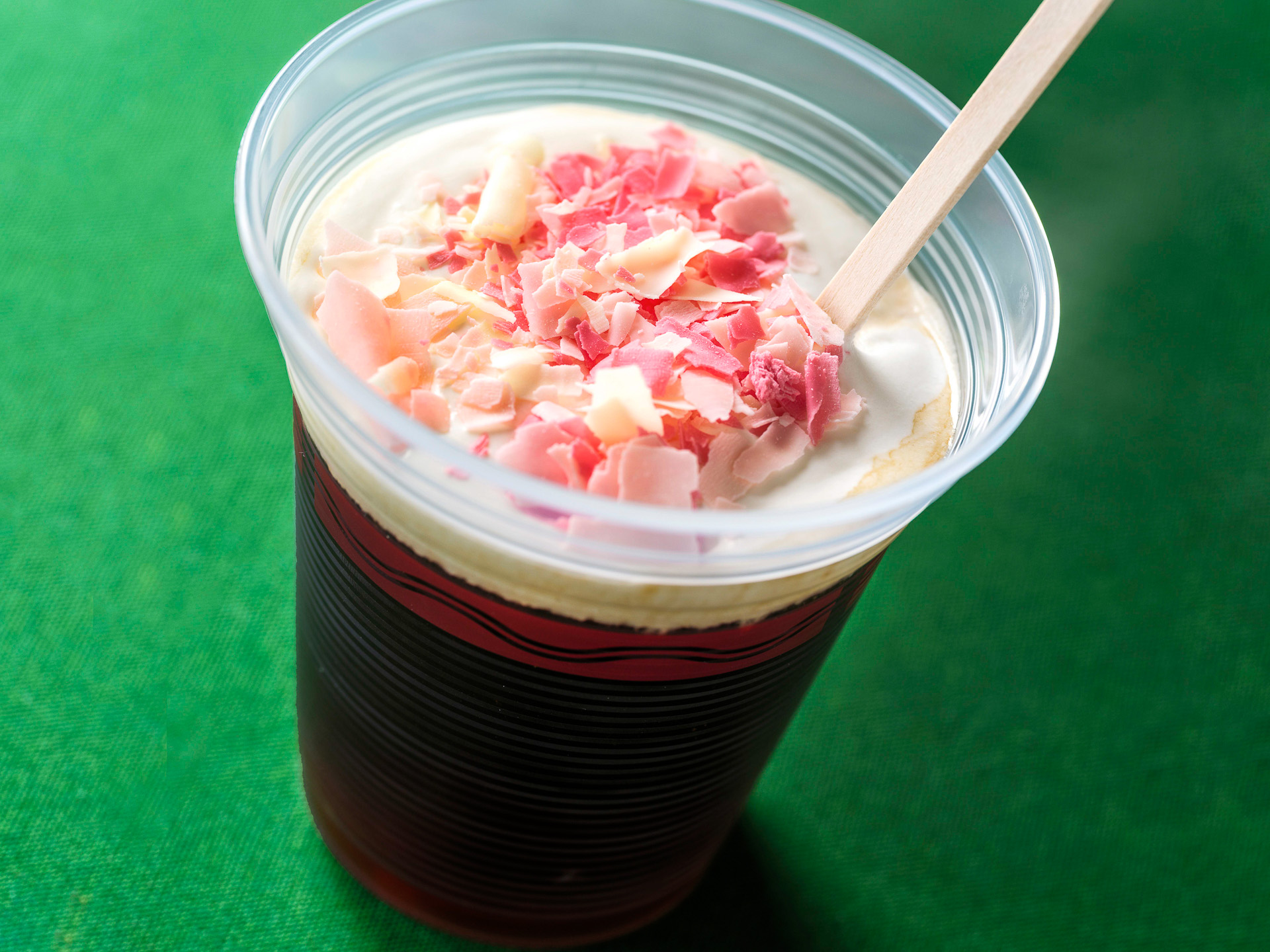 「ドックサイドダイナー」の「ホットカクテル（コーヒー、カカオリキュール、パッションフルーツ、オレンジ）」（830円）※アルコールドリンク