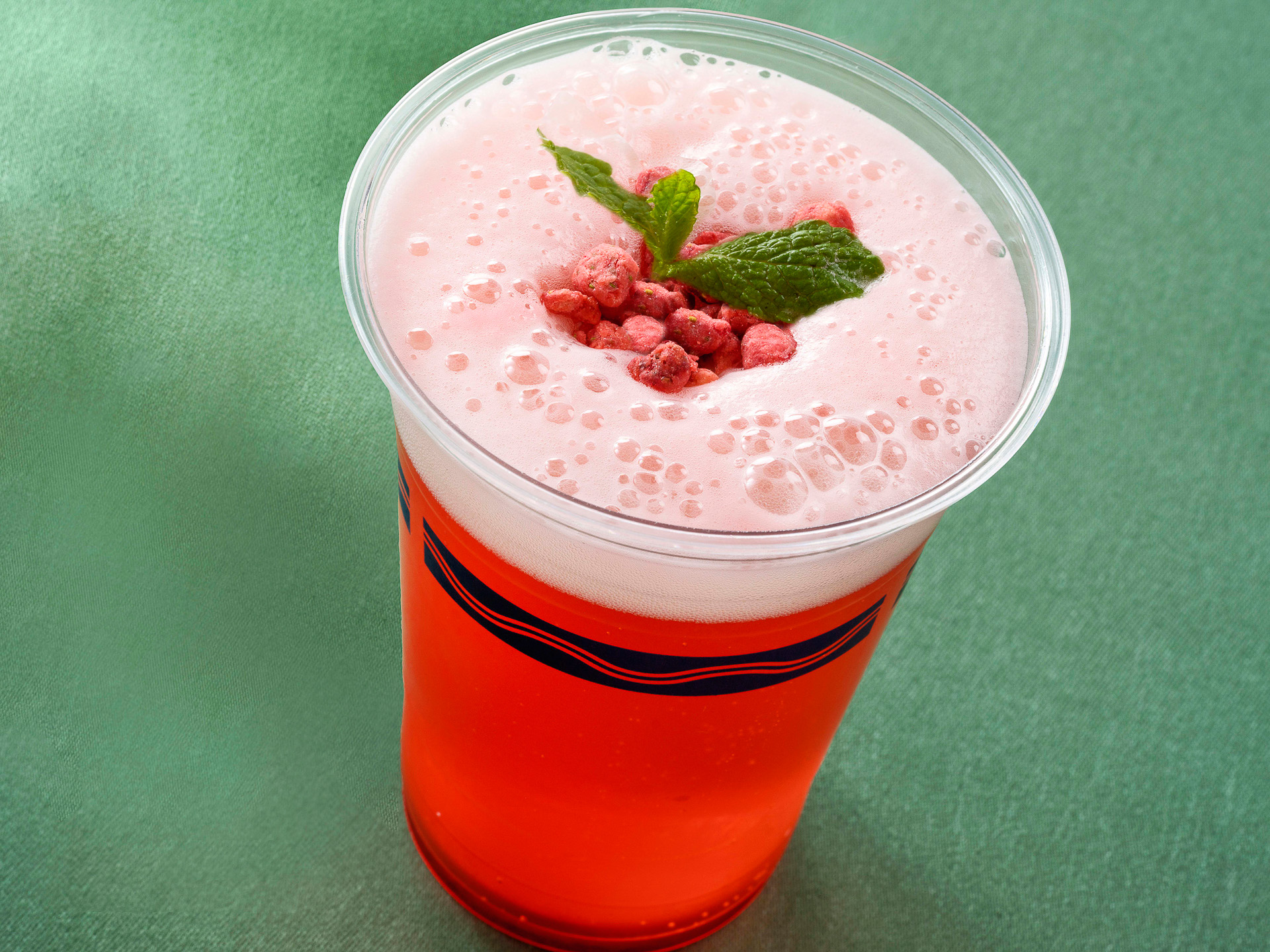 「レストラン櫻 テラス席」の「ビアカクテル（ストロベリー）」（830円）※アルコールドリンク