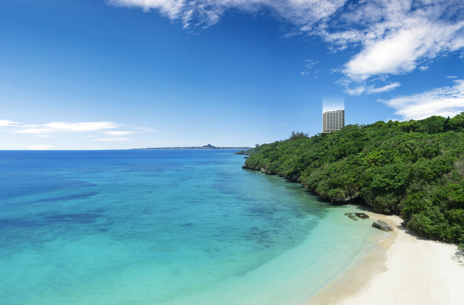 伊江島・水納島・瀬底島を望む「モトブブルー」の海の近くに立地