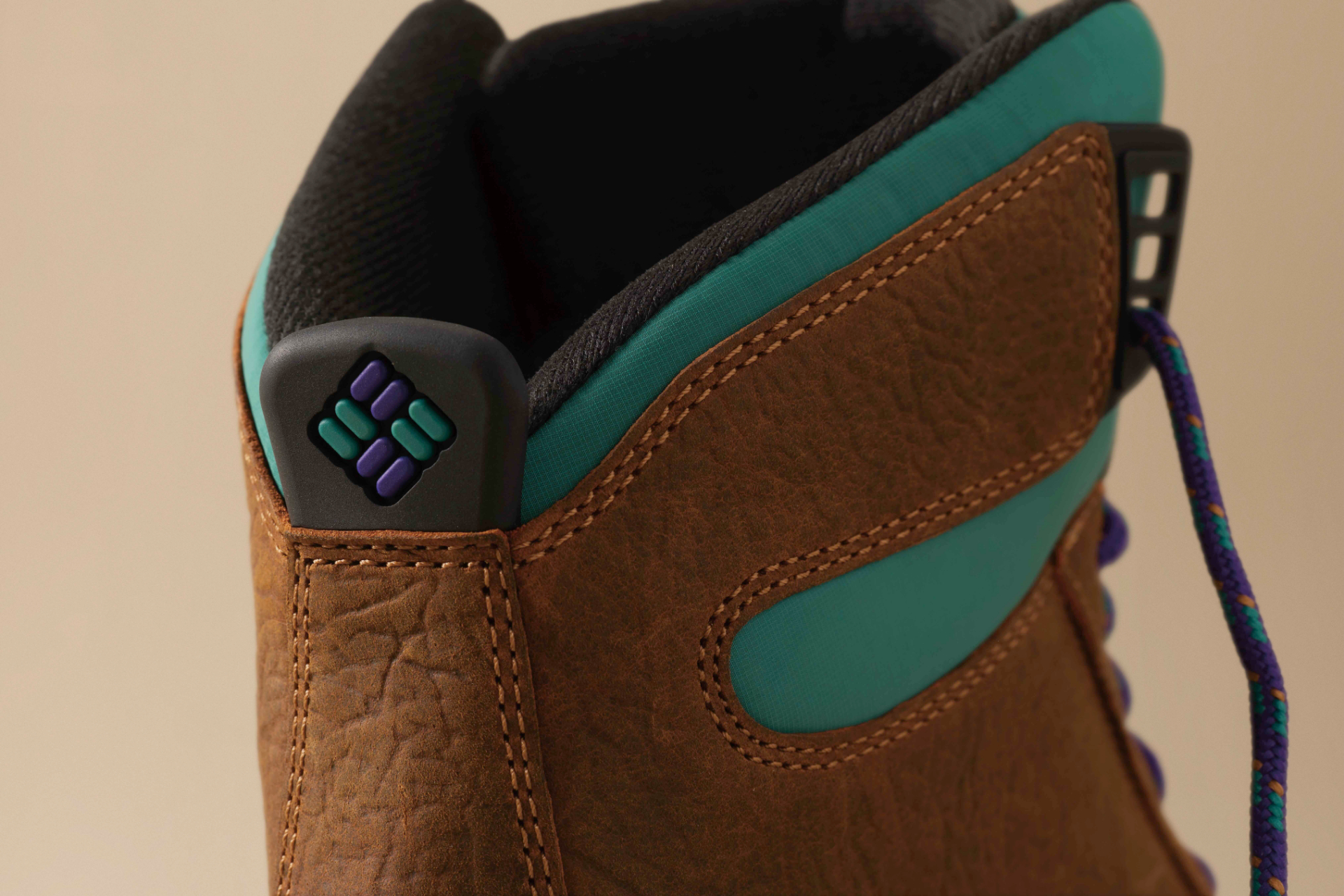 靴底グリップ力や軽量クッショニングが特長。シリアルナンバーの刺繍入りで、専用シューズBOXとキーチェーンも付属する