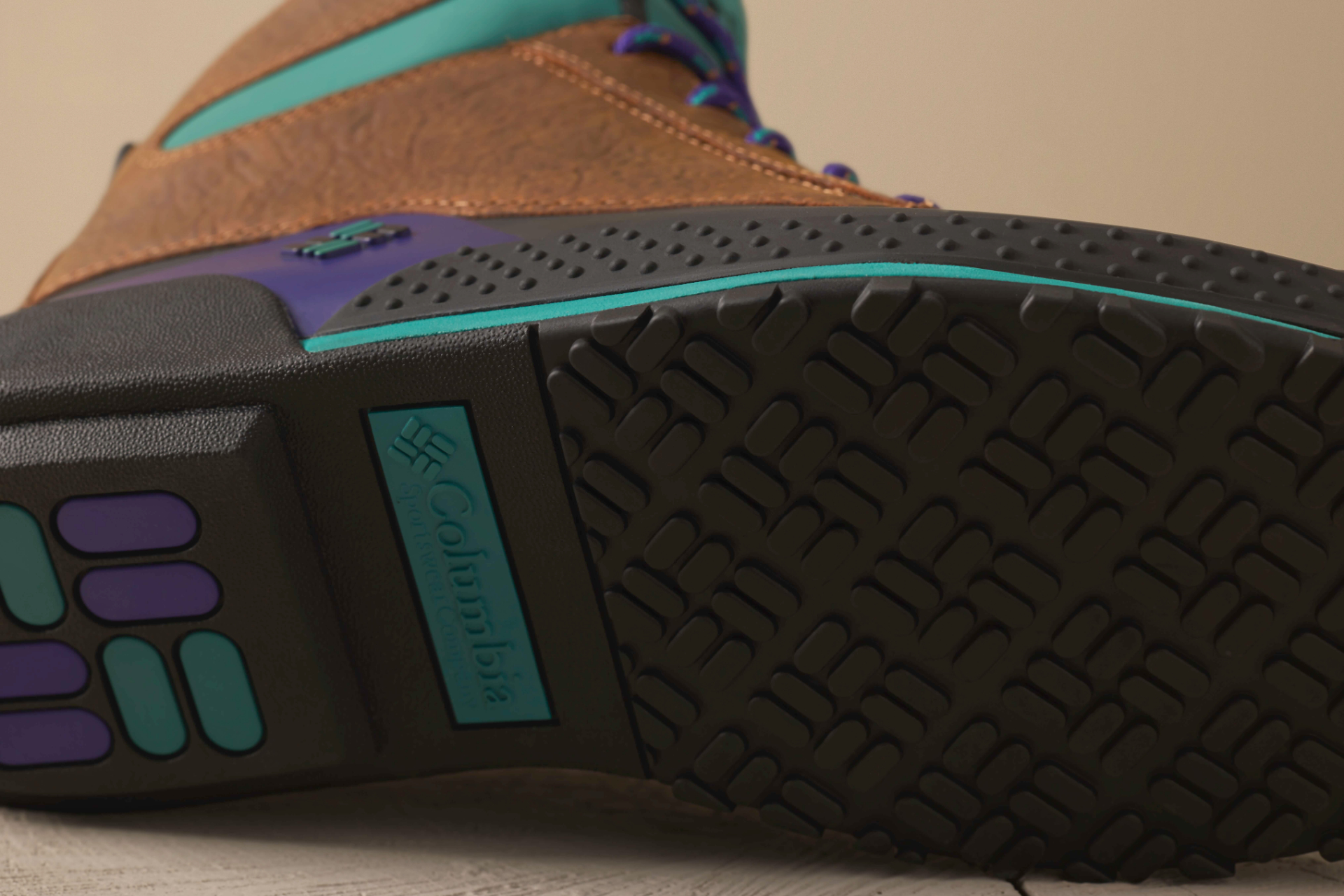 靴底グリップ力や軽量クッショニングが特長。シリアルナンバーの刺繍入りで、専用シューズBOXとキーチェーンも付属する