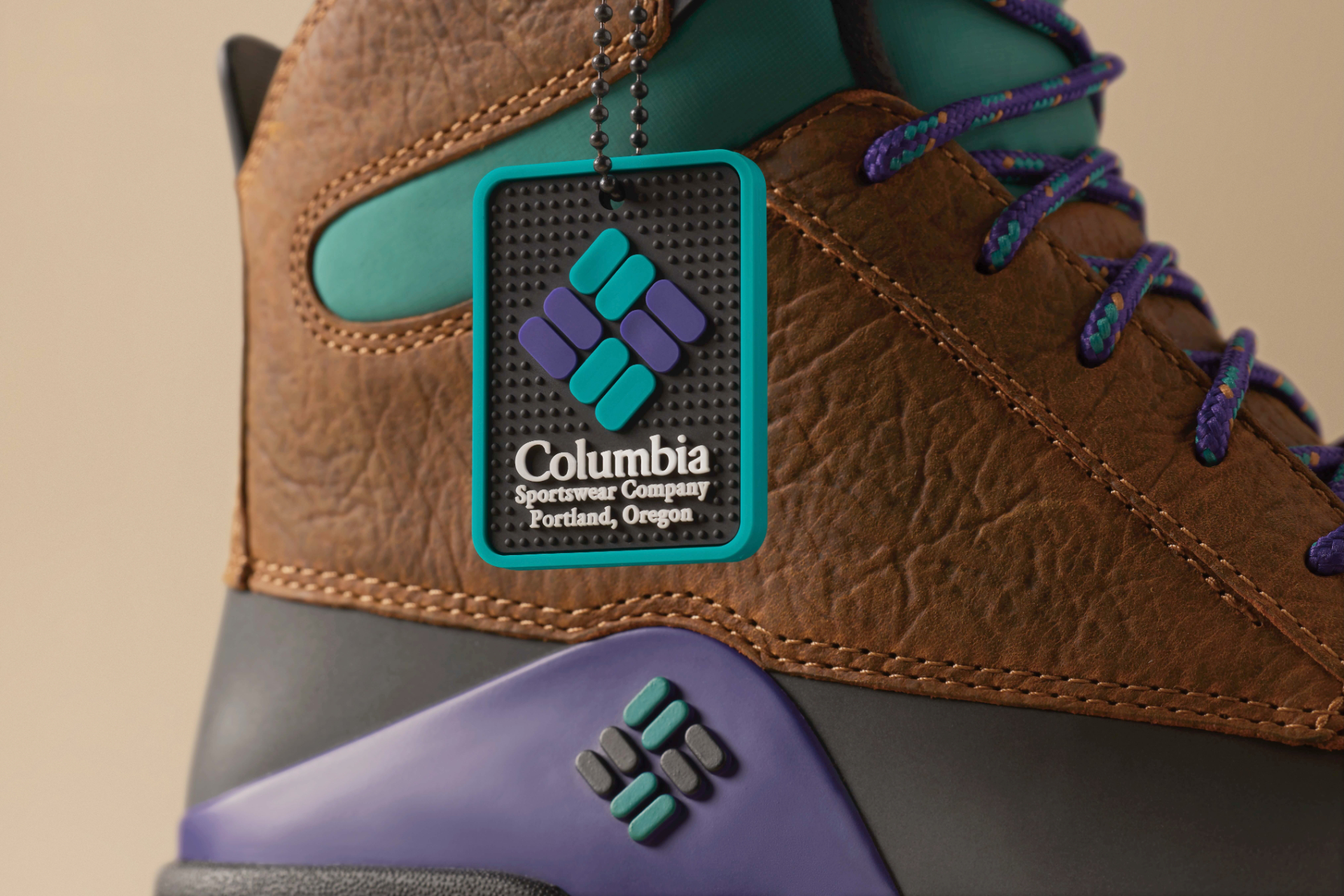 靴底グリップ力や軽量クッショニングが特長。シリアルナンバーの刺繍入りで、専用シューズBOXとキーチェーンも付属する