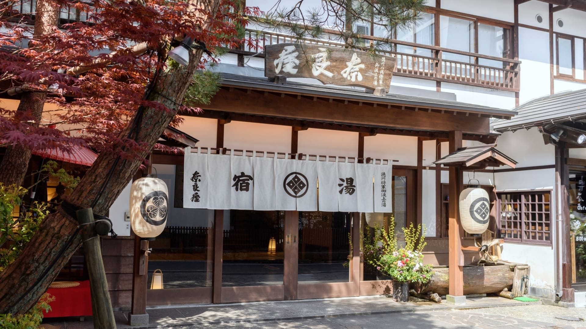 湯畑から徒歩1分に立地する老舗旅館「草津温泉 奈良屋」