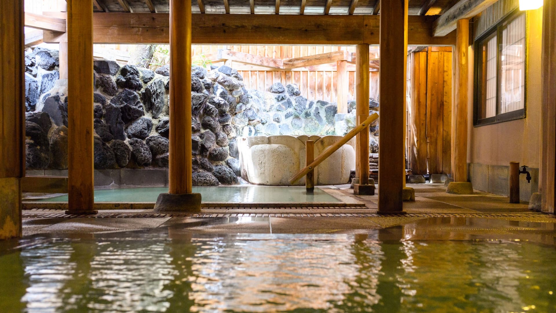 樹齢200余年の松の大木をくり抜いた湯船がある大浴場「湯花の湯」（内湯・露天風呂）