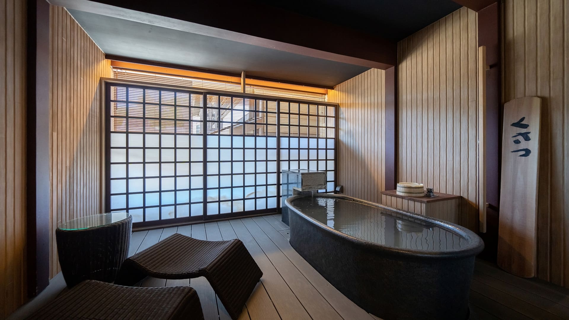 泉游亭・いわかがみ（湯畑を望む半露天風呂付きメゾネットタイプ）