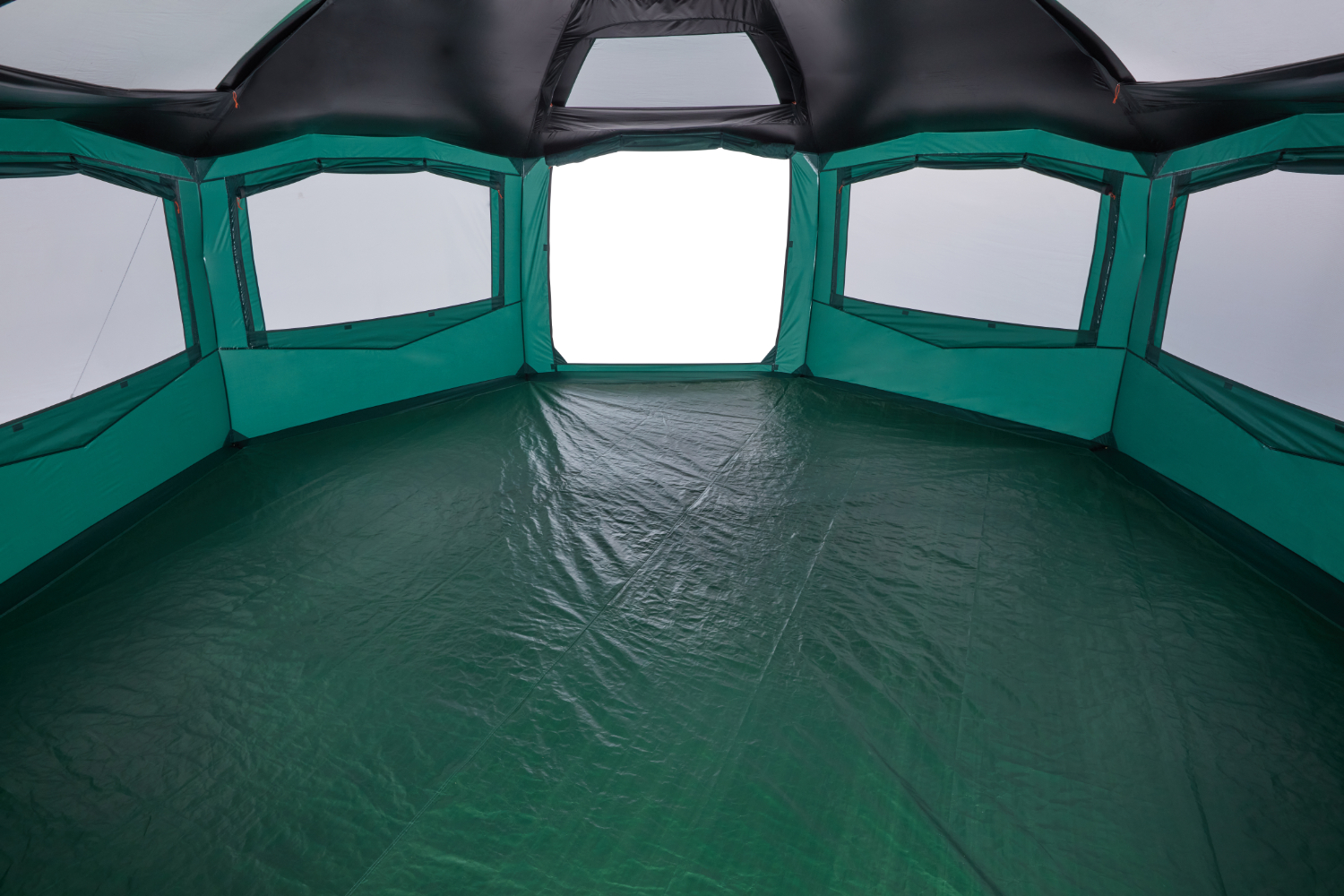 大型シェルター「125 リミテッドスフィアシェルターDR」。サイズ約500×500×230cm（幅×奥行き×高さ）、収納時は40×70cm、重量約23kg