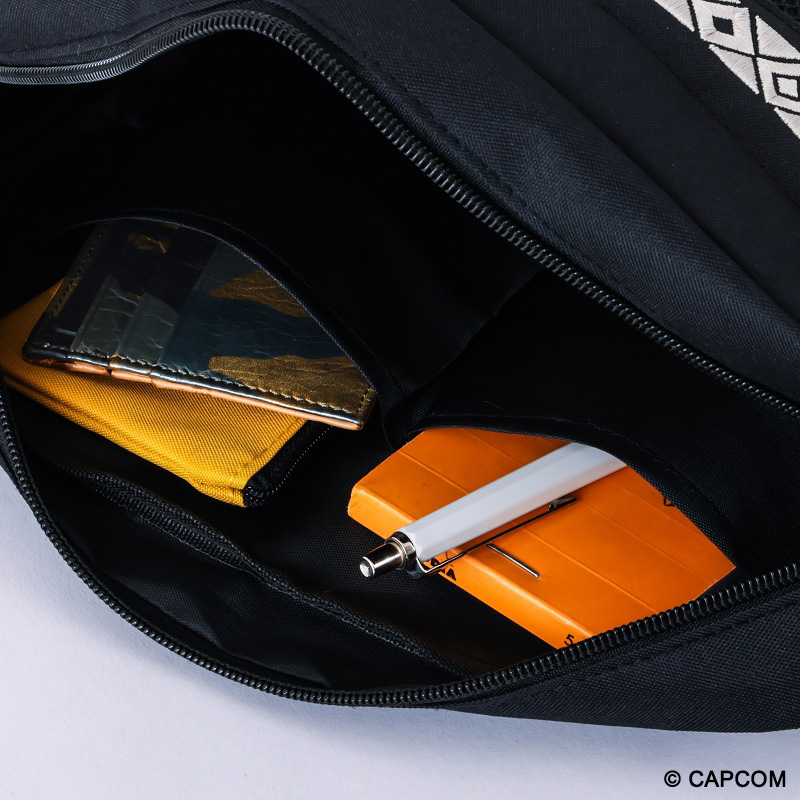 バッグ内外の複数ポケットと、お気に入りのキーホルダーなどを付けられるDカン付き