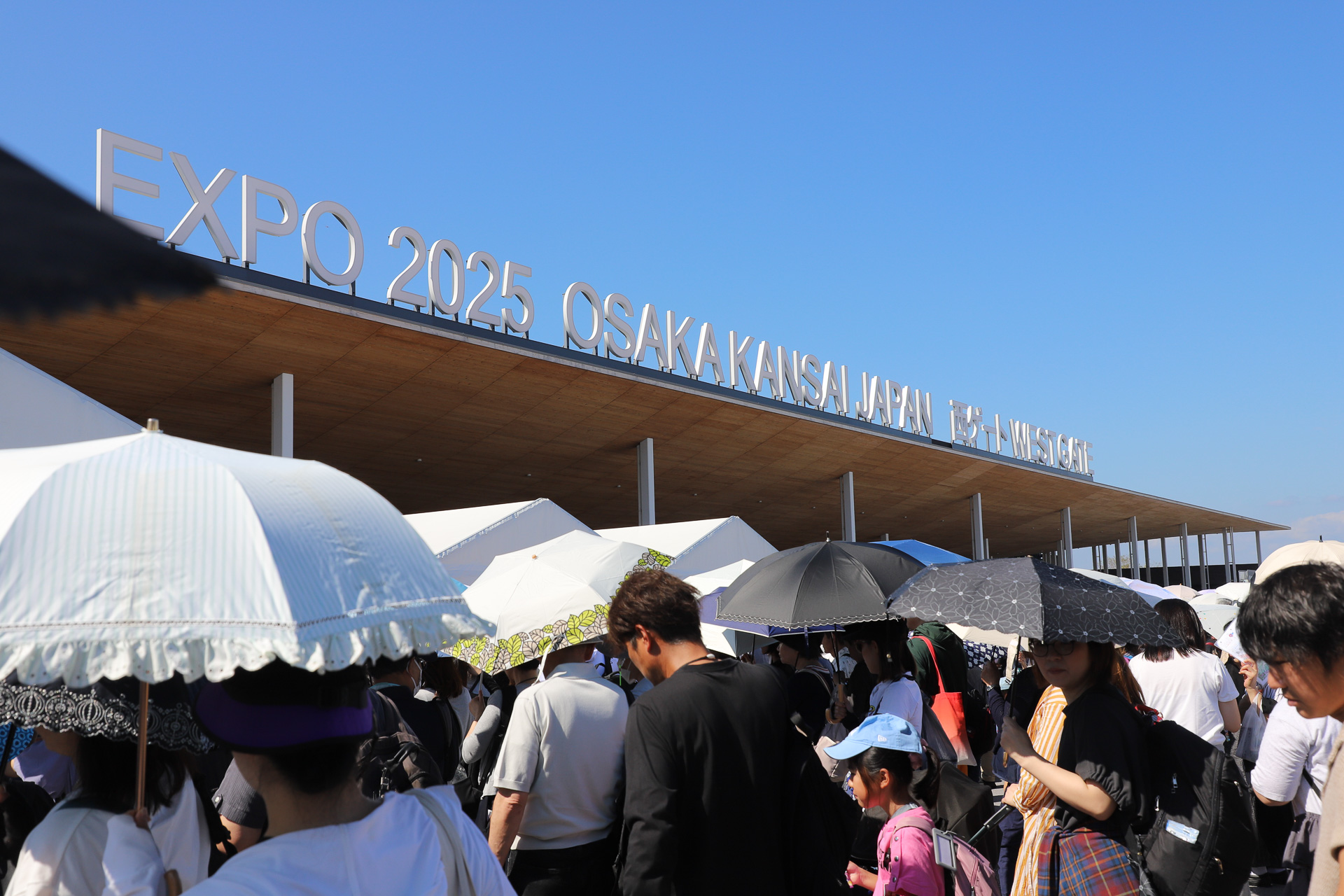 10月7日10時41分の西ゲート前「11時入場列」の様子。ゲートは眼の前だ