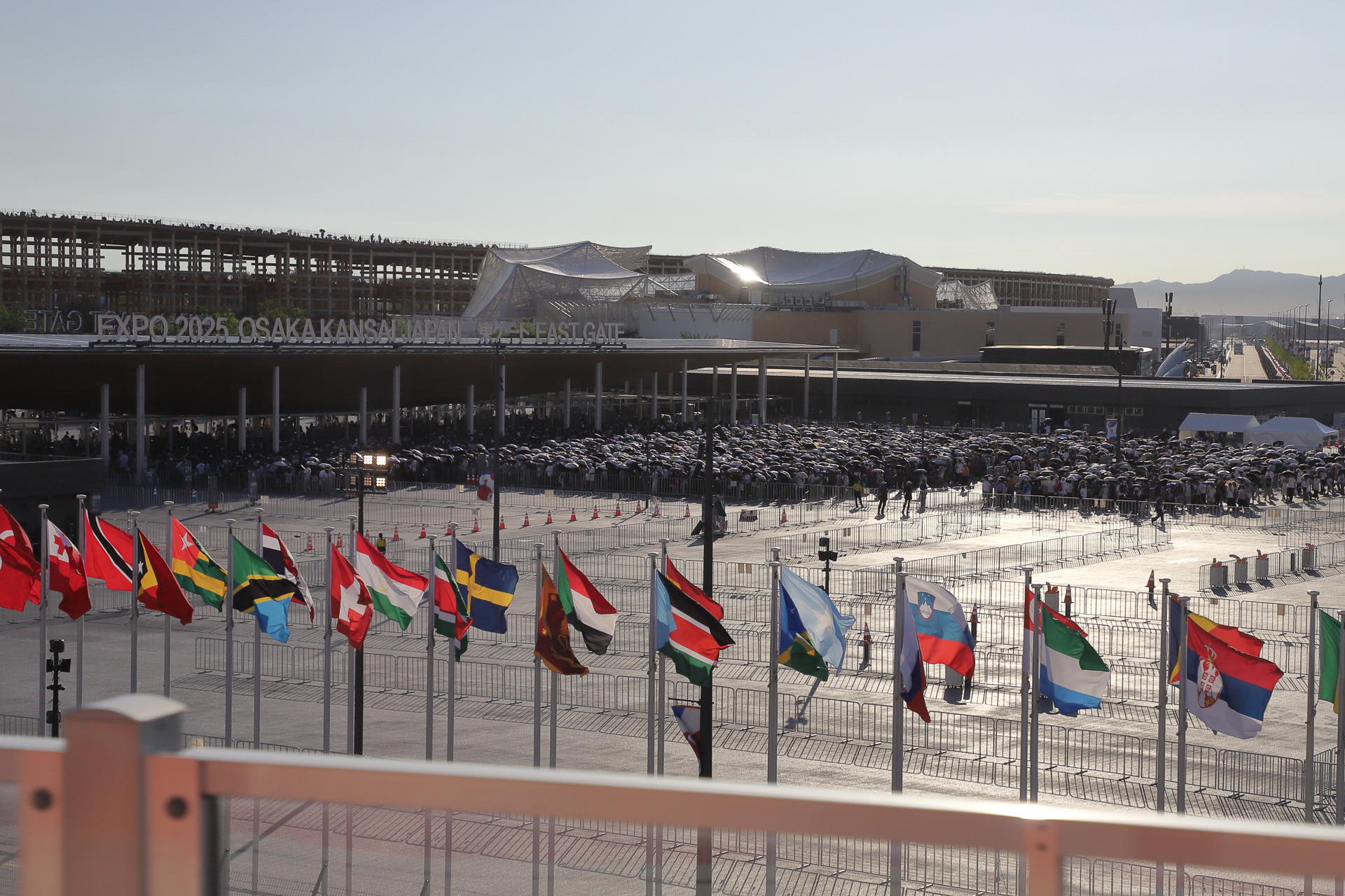 7月23日17時28分の東ゲート前の様子。この日は花火があり夕方からの入場者が多かった