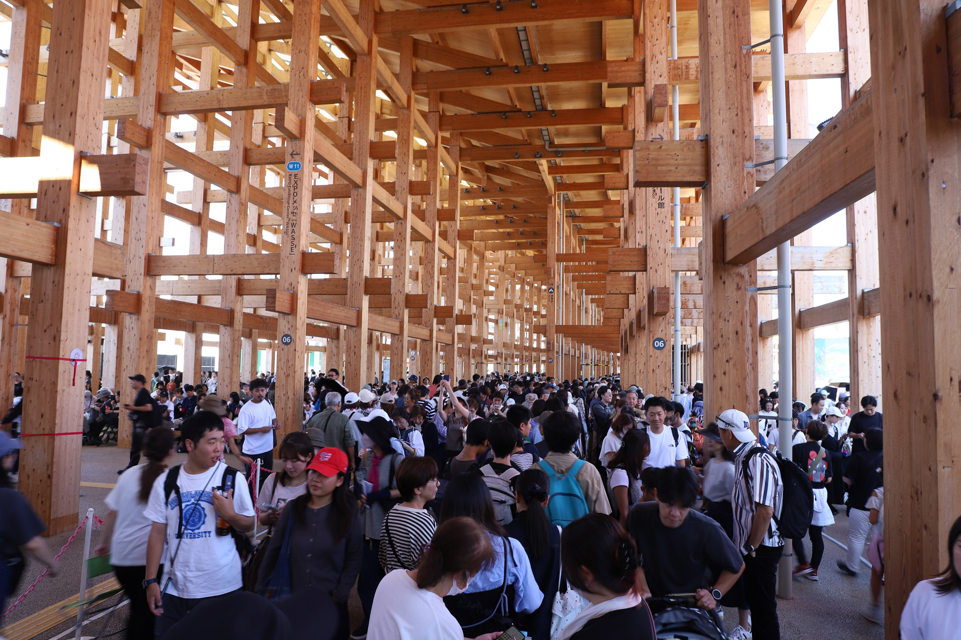 10月7日12時23分、西ゲート付近の大屋根リング下の様子