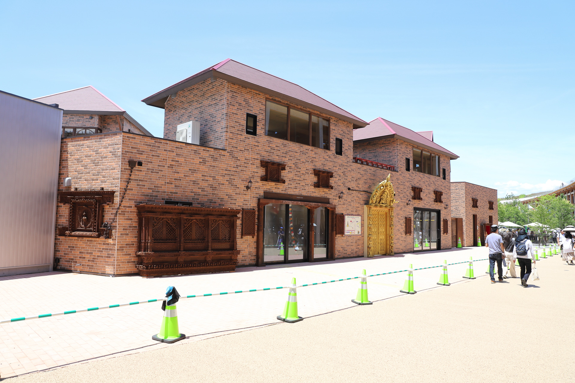 ネパールパビリオン。左は7月13日（オープン前）、右は10月7日の様子